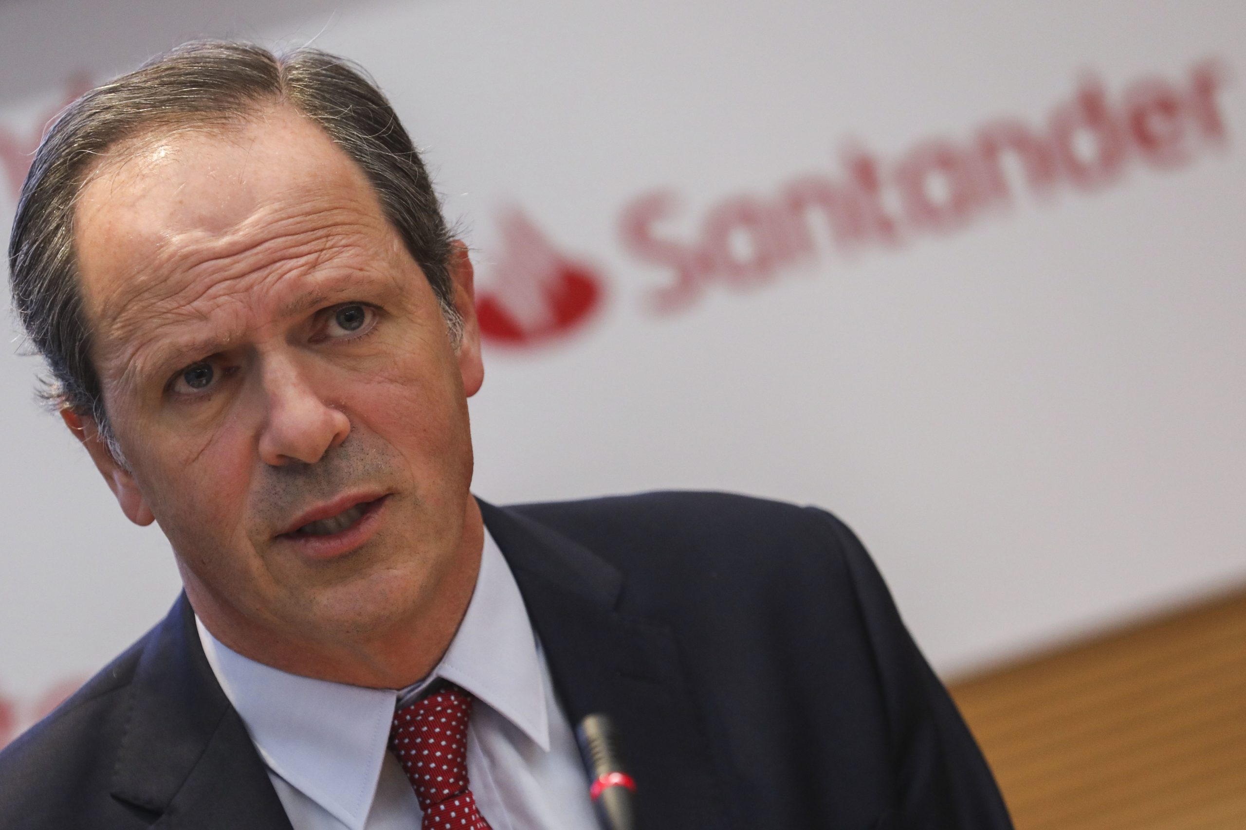 Presidente do Santander critica banco “promocional” anunciado pelo ministro da Economia