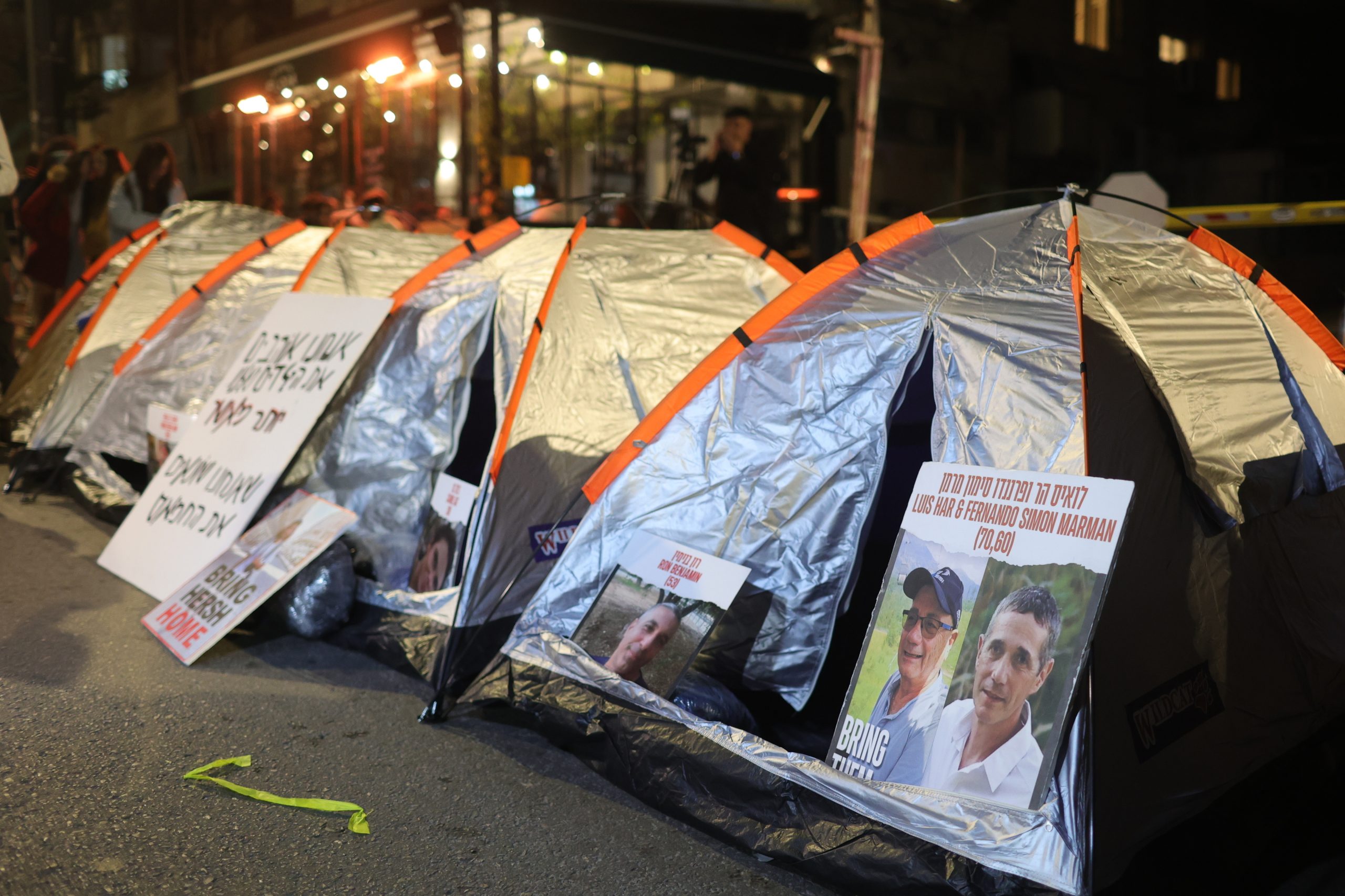 Familiares de reféns em Gaza voltam a acampar em frente à residência de Netanyahu