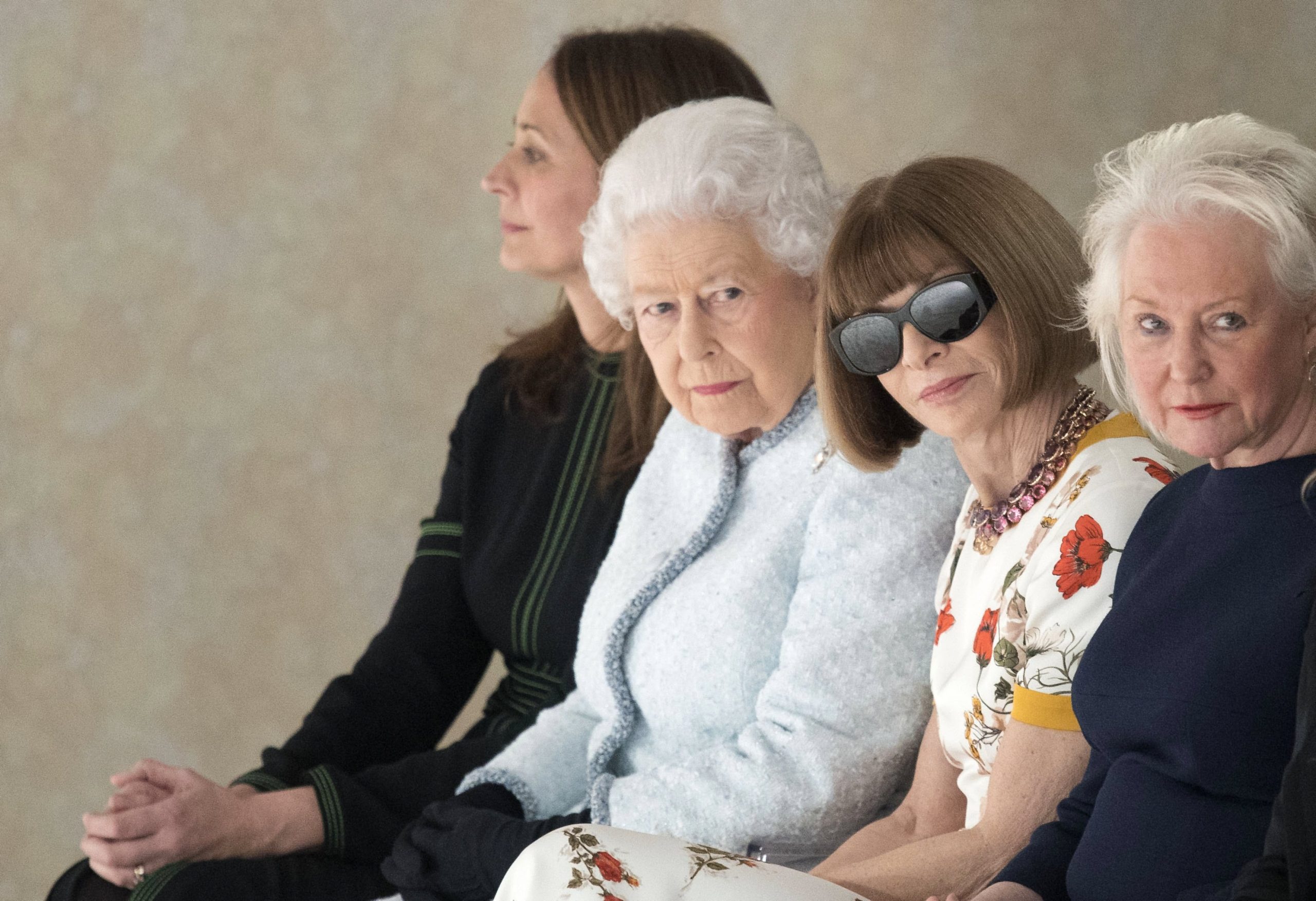 Diretora da Vogue criticada por não tirar os óculos de sol junto da Rainha Isabel II