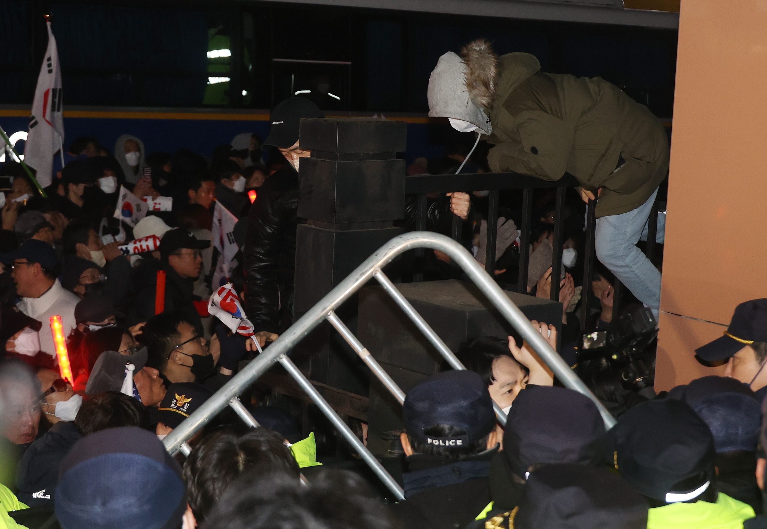 Tribunal mantém detenção de Presidente sul coreano suspenso e manifestantes reagem em fúria