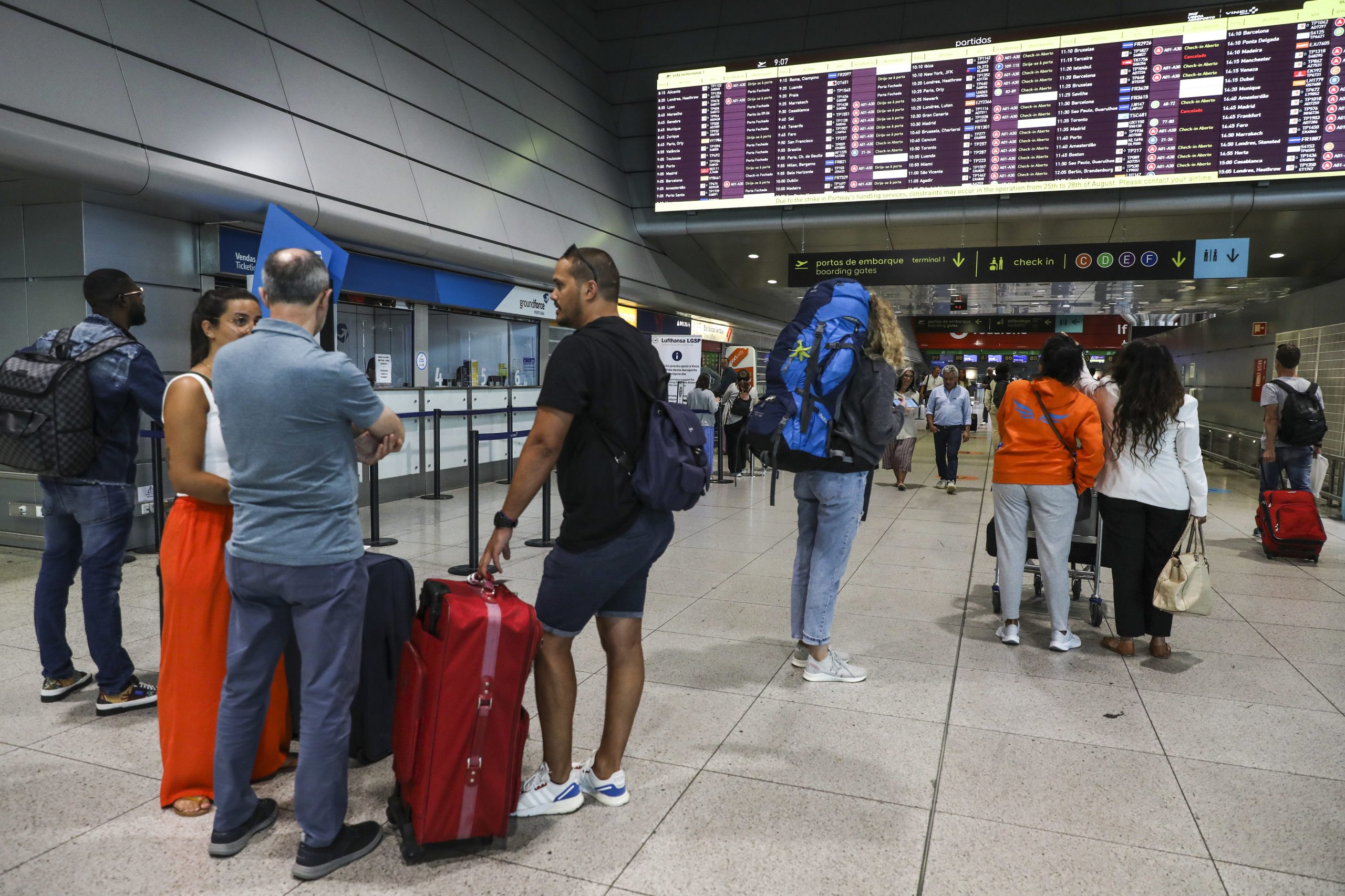 Centenas de passageiros da companhia aérea de São Tomé e Príncipe retidos em Lisboa há vários dias sem informações