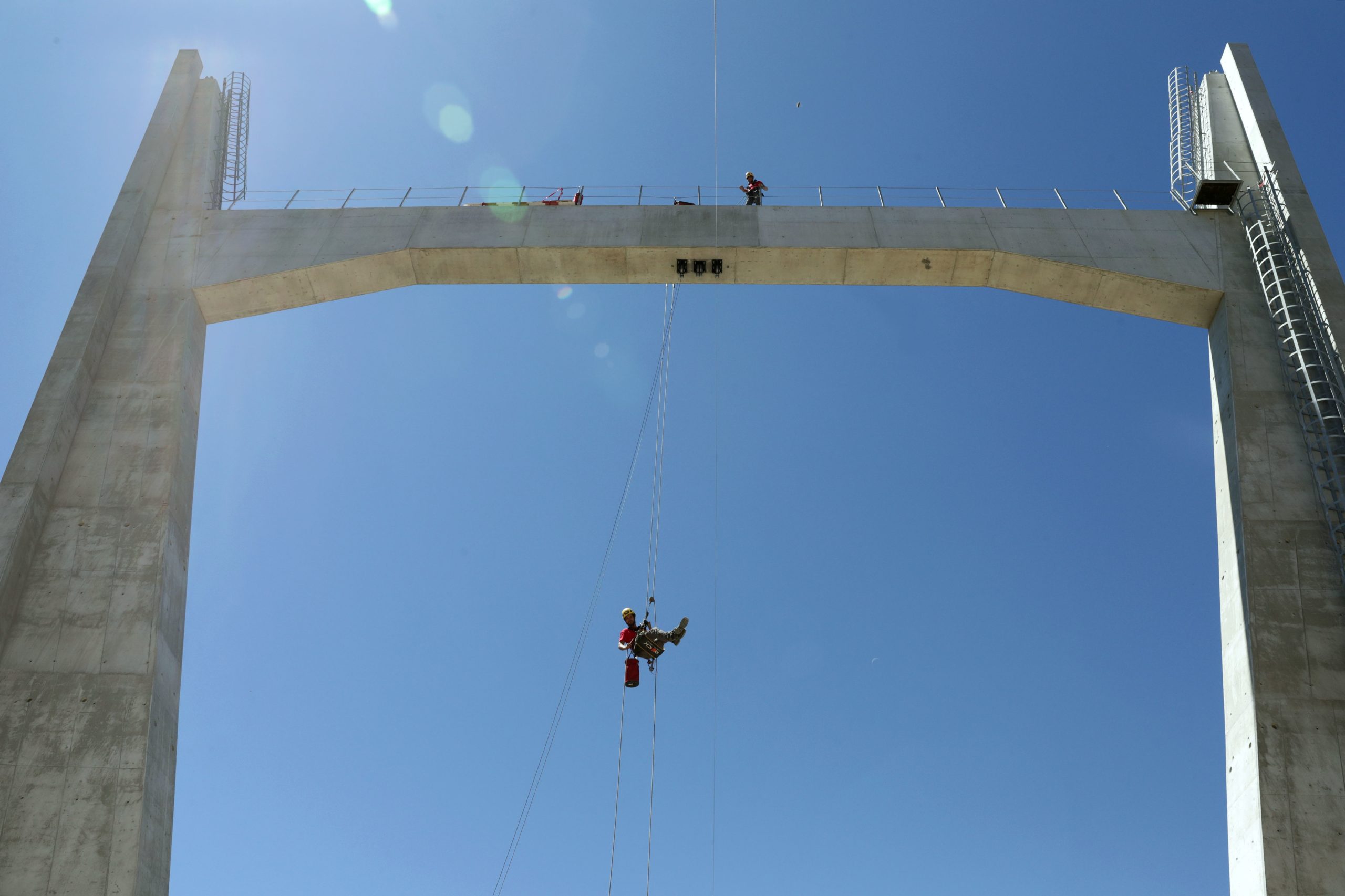 Primeiros cabos de aço da “icónica” ponte “516 Arouca” já atravessam a Garganta do Paiva