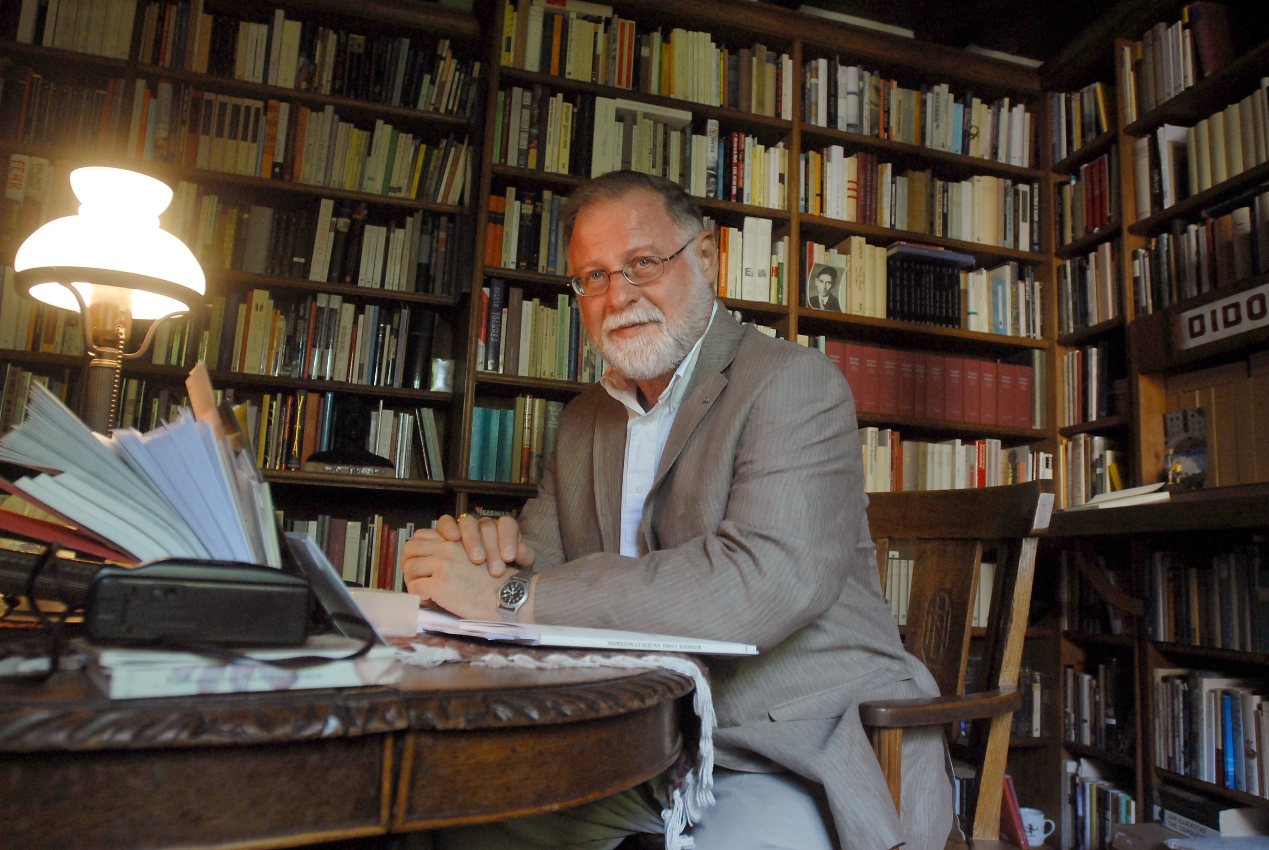 Cresceu com os livros e leu para Jorge Luis Borges. Quem é Alberto Manguel, o escritor que vai doar a sua biblioteca a Lisboa