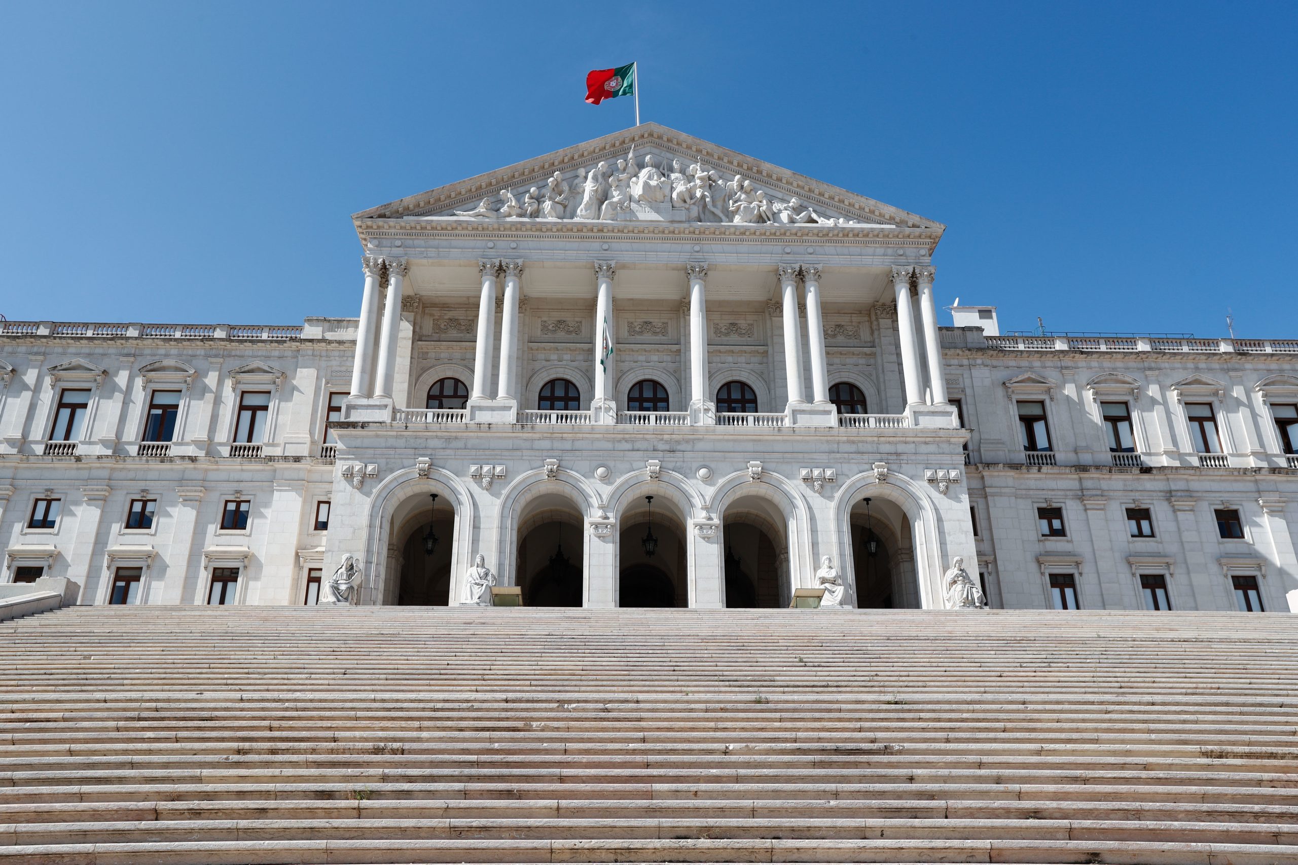 XV legislatura começa hoje com eleição do novo presidente da AR e acolhimento dos deputados