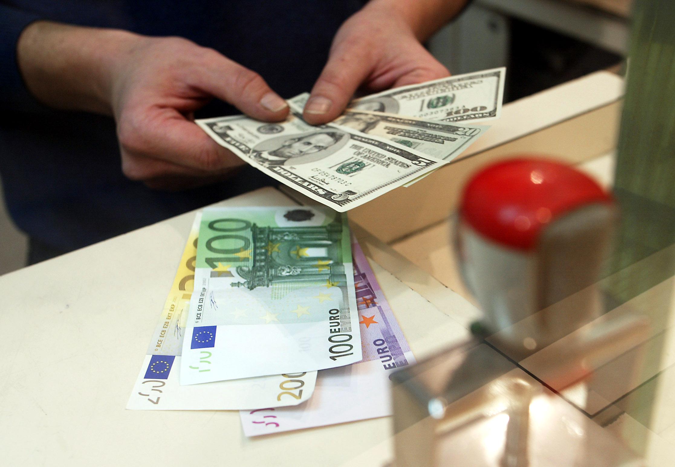 Euro mantém-se acima da paridade com o dólar a cair