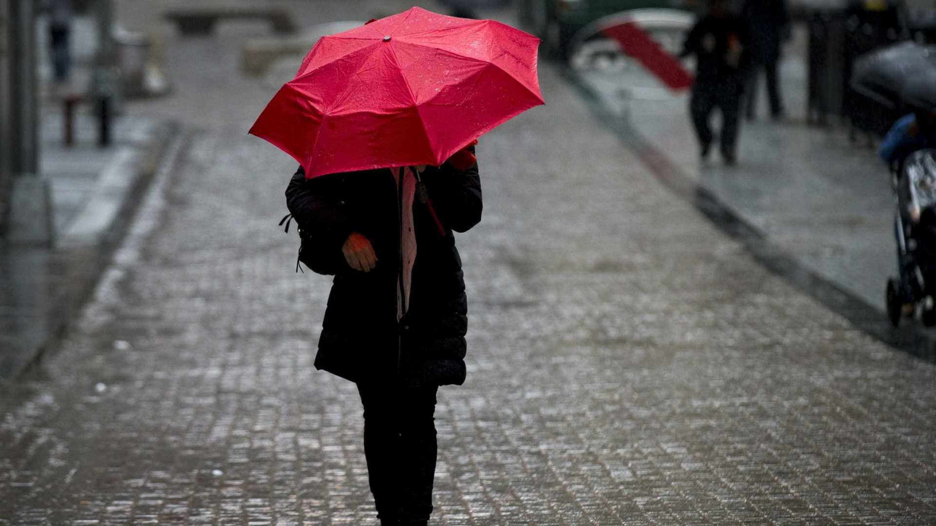 Chuva provocou inundações em habitações e na via pública no Grande Porto