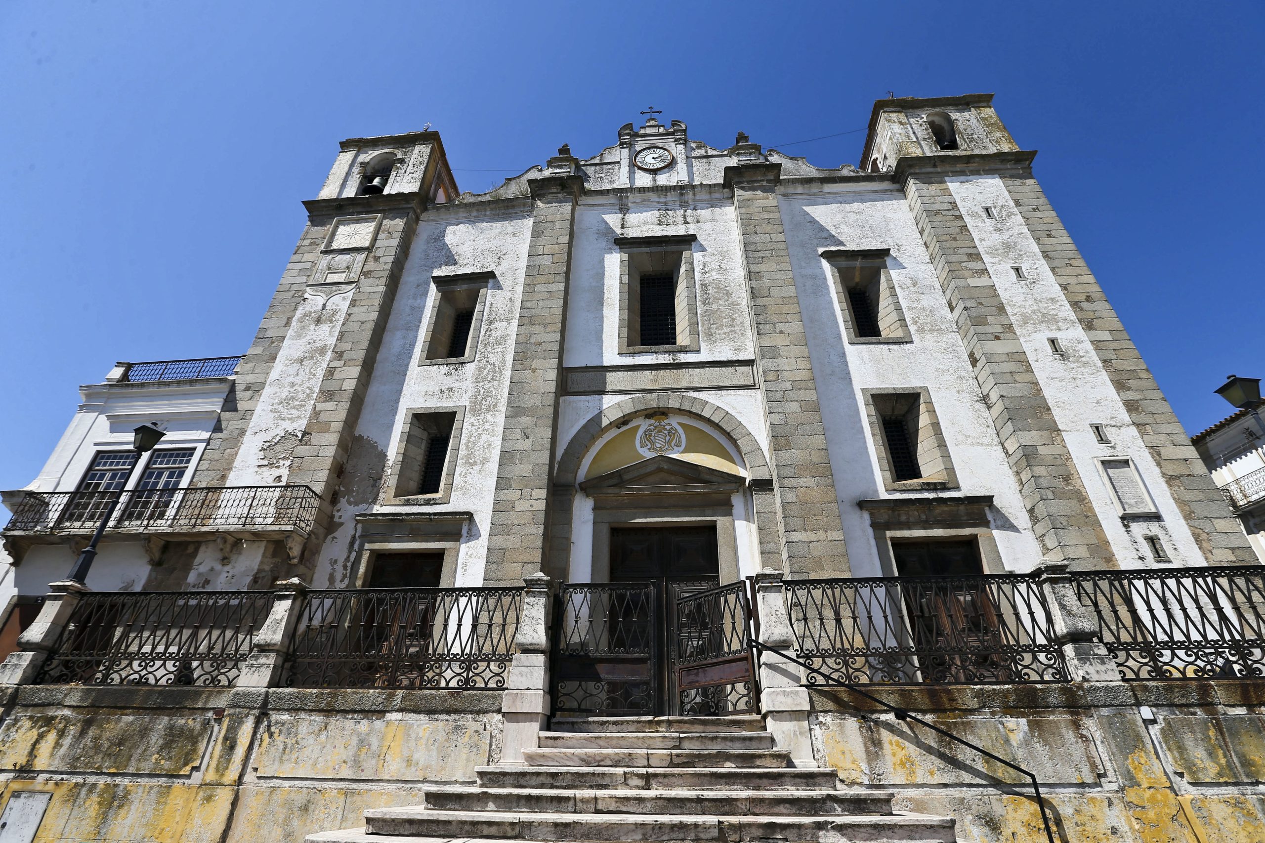Carrilhão de igreja em Évora restaurado vai voltar a ouvir-se após décadas em silêncio