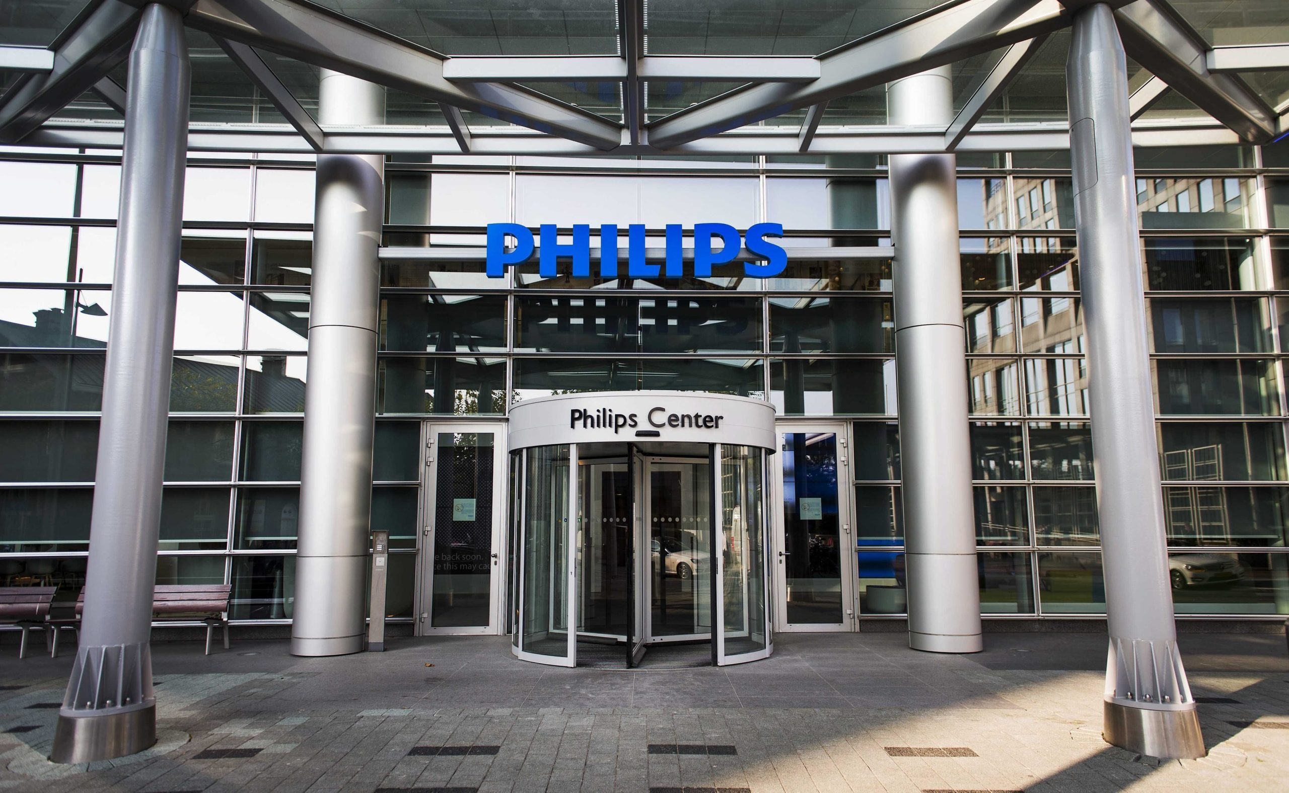 Lucro da Philips cai 77% no primeiro semestre deste ano para 126 milhões euros