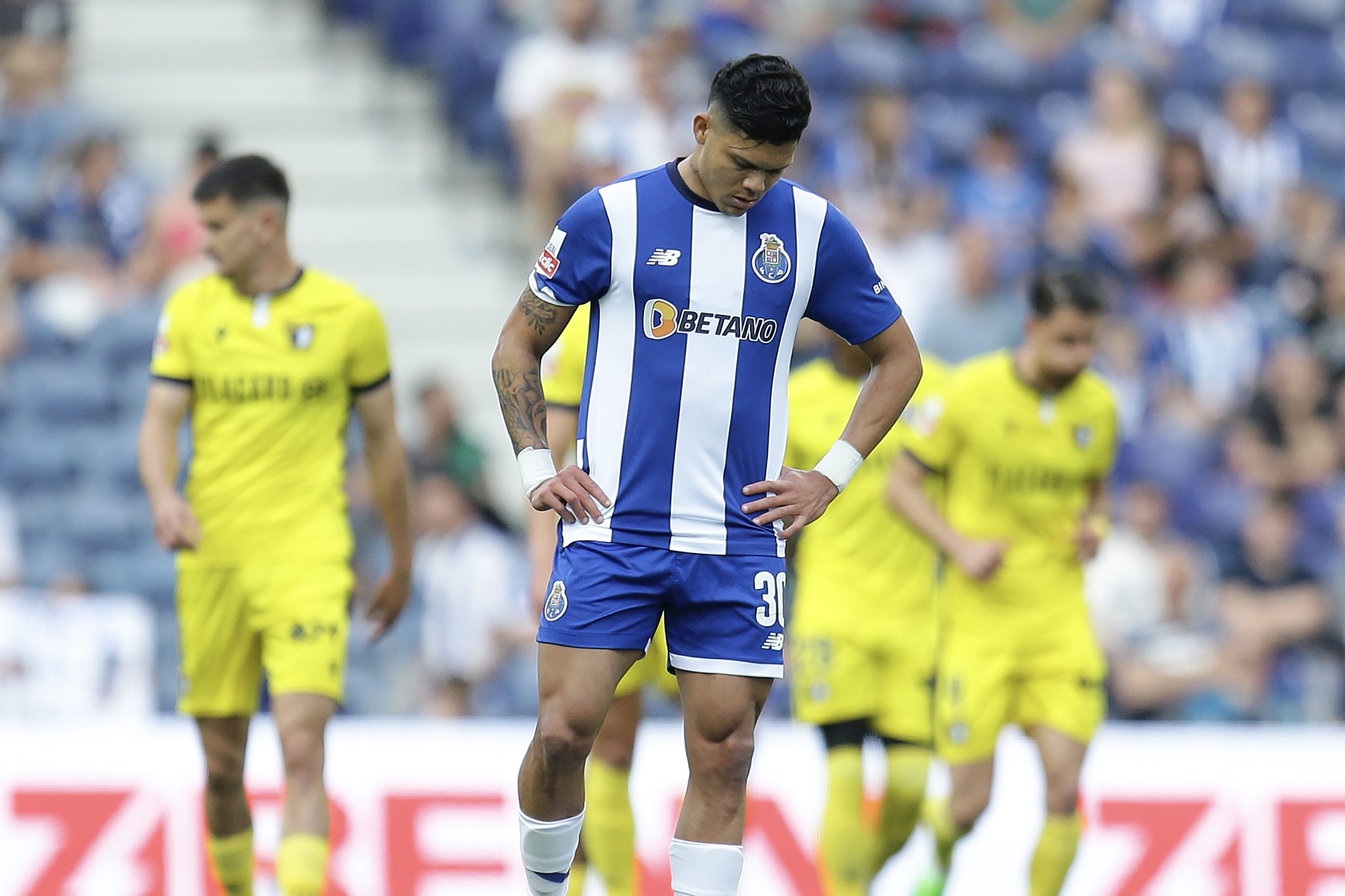 Evanilson suspenso dois jogos por “conduta violenta” no jogo contra o Famalicão
