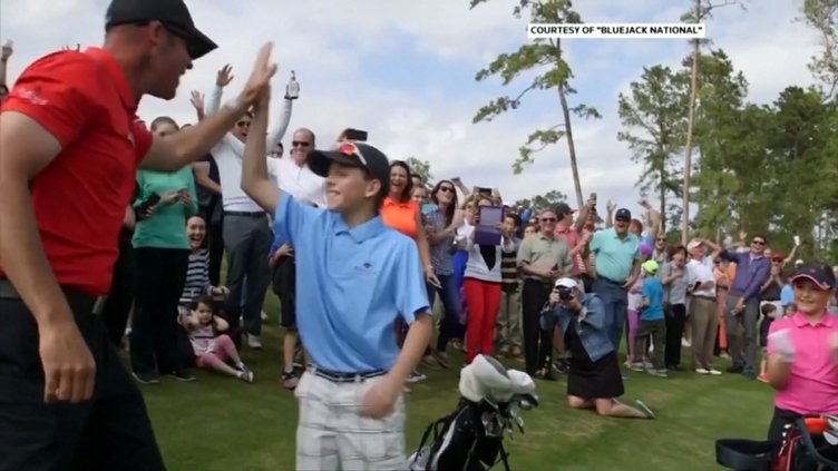Rapaz de 11 anos mostra a Tiger Woods como é que se mete uma bola à primeira