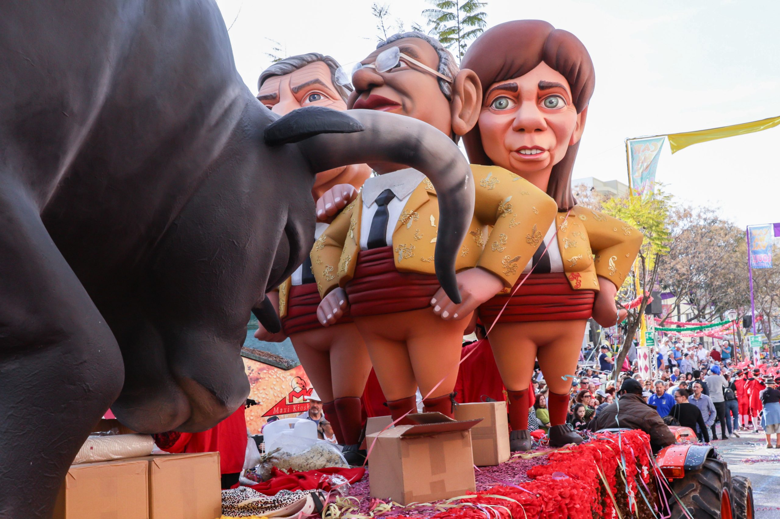 Mau tempo obriga a cancelar desfiles de Carnaval. Saiba quais
