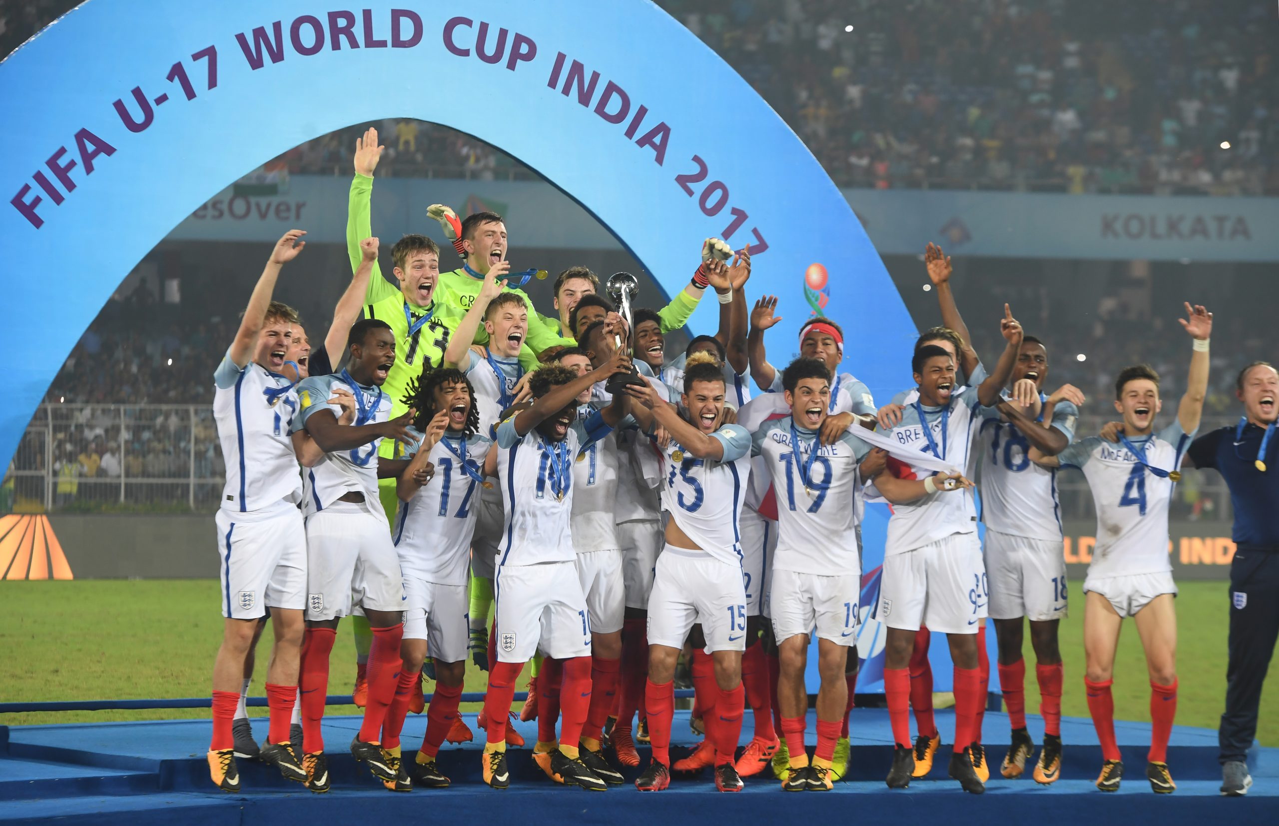 Inglaterra goleia Espanha e sagra-se campeã mundial de sub-17