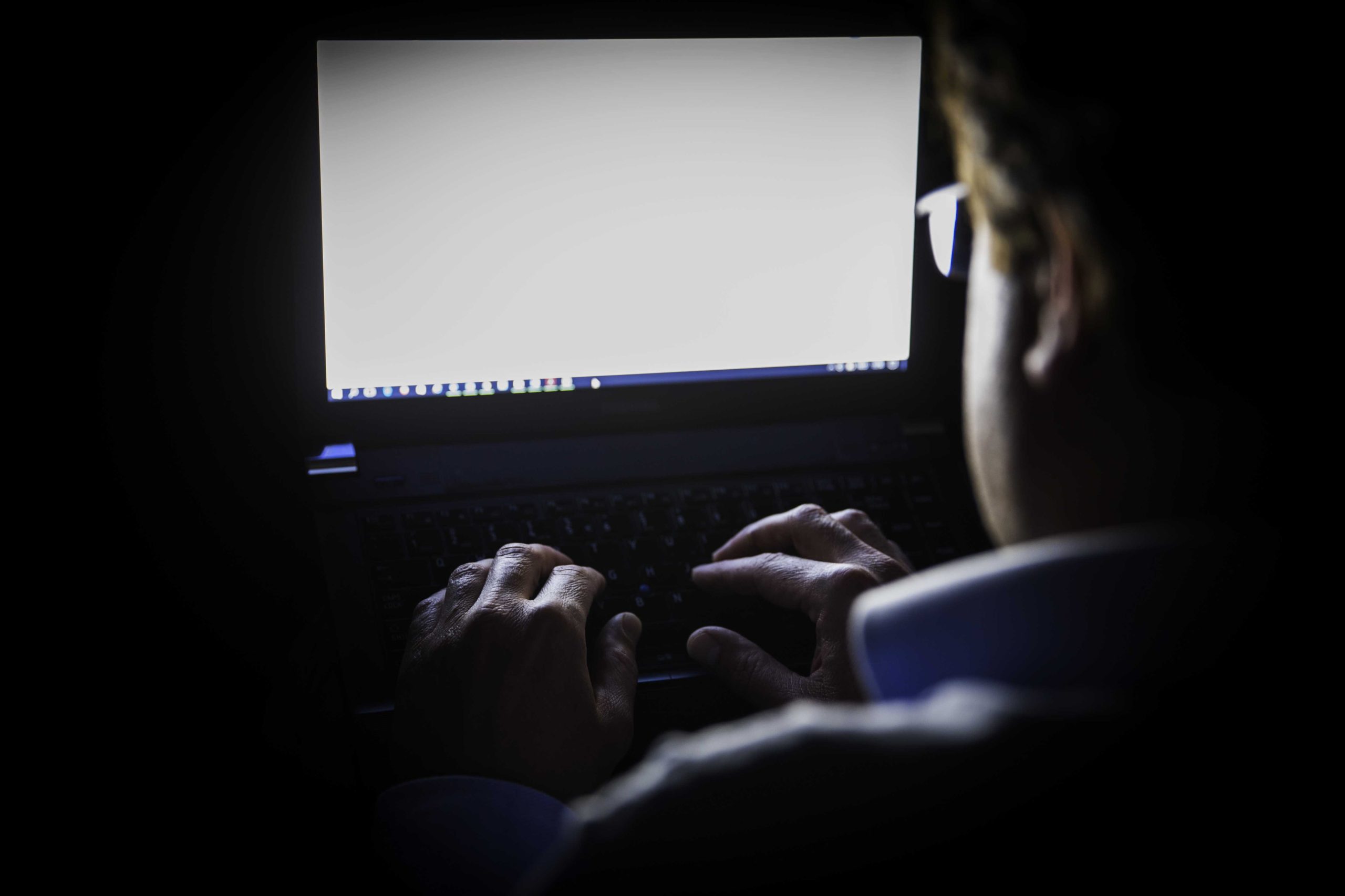 Menor detido em flagrante delito por pornografia infantil e abuso sexual de crianças