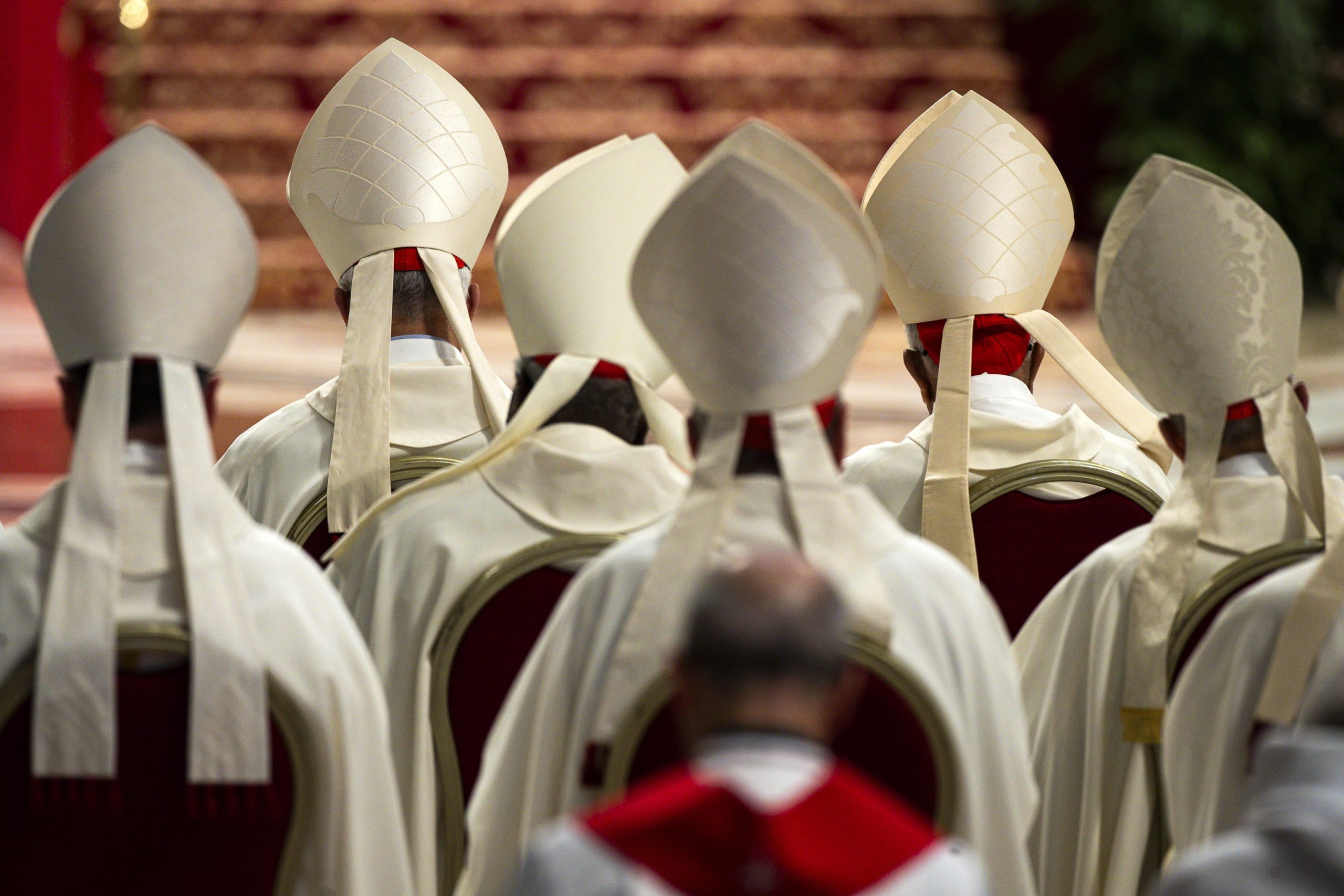 Cardeais eleitores em Roma, Capela Sistina preparada e cortinados pendurados. Tudo a postos para o Conclave