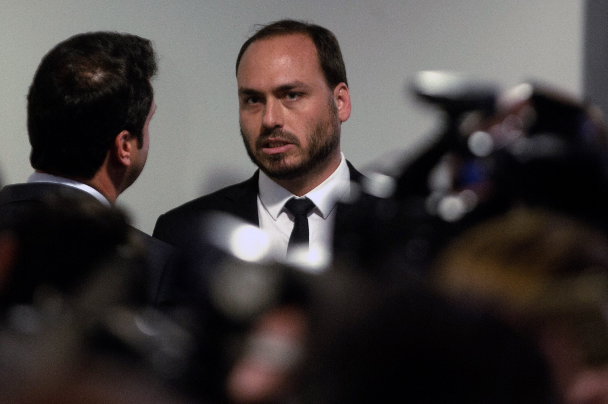 Carlos Bolsonaro contradiz ligação de suspeito do caso Marielle ao Presidente do Brasil