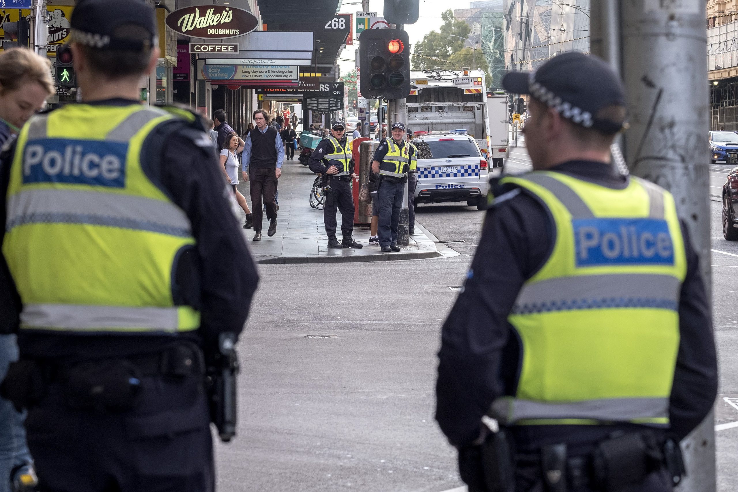 Autor de atropelamento em Melbourne acusado de 18 crimes de tentativa de homicídio