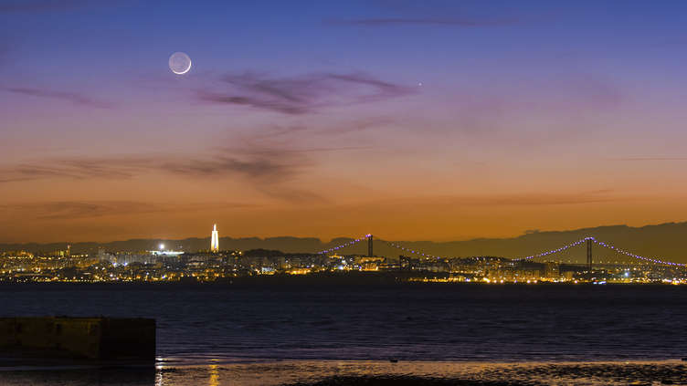 Imagem da Lua e Mercúrio alinhados sobre o Tejo é distinguida pela NASA