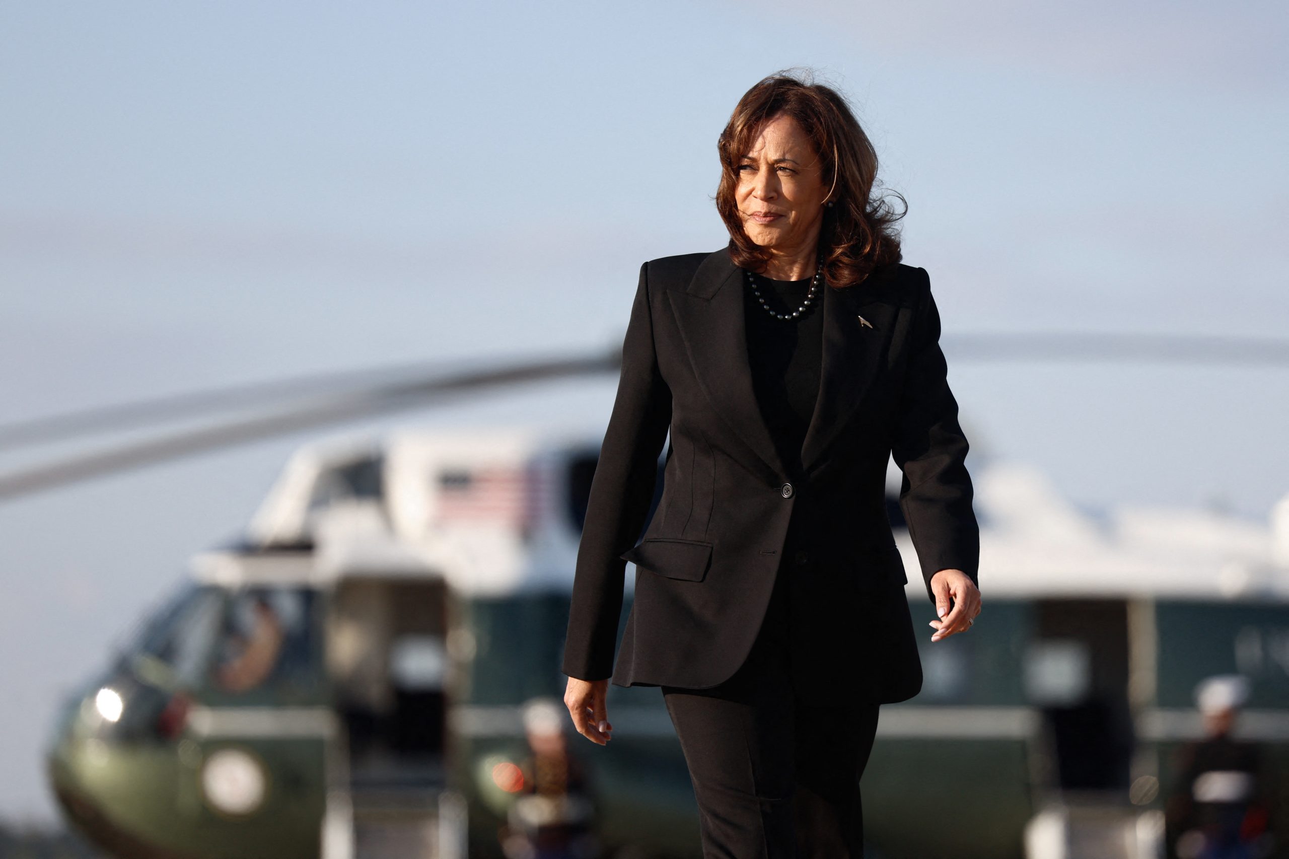 Calça e casaco. Terá a imagem masculina de Kamala impedido a eleição da primeira mulher presidente?