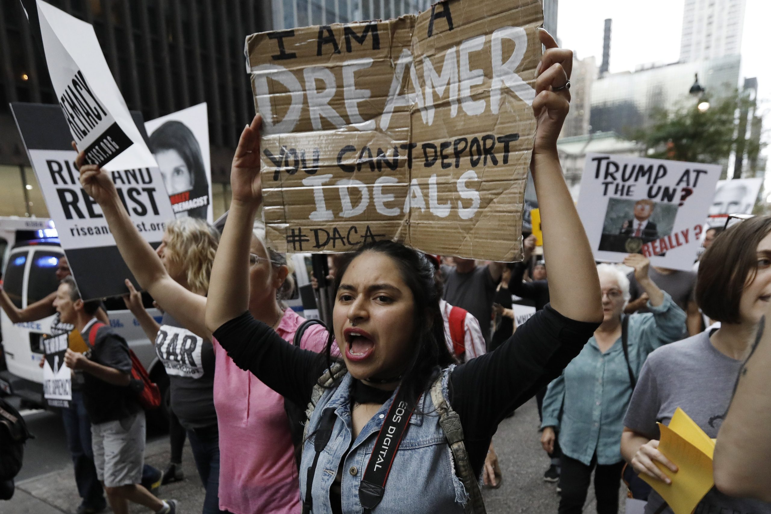 EUA: Depois do travão judicial, republicanos propõem ao Congresso nova lei migratória com apoio de Trump