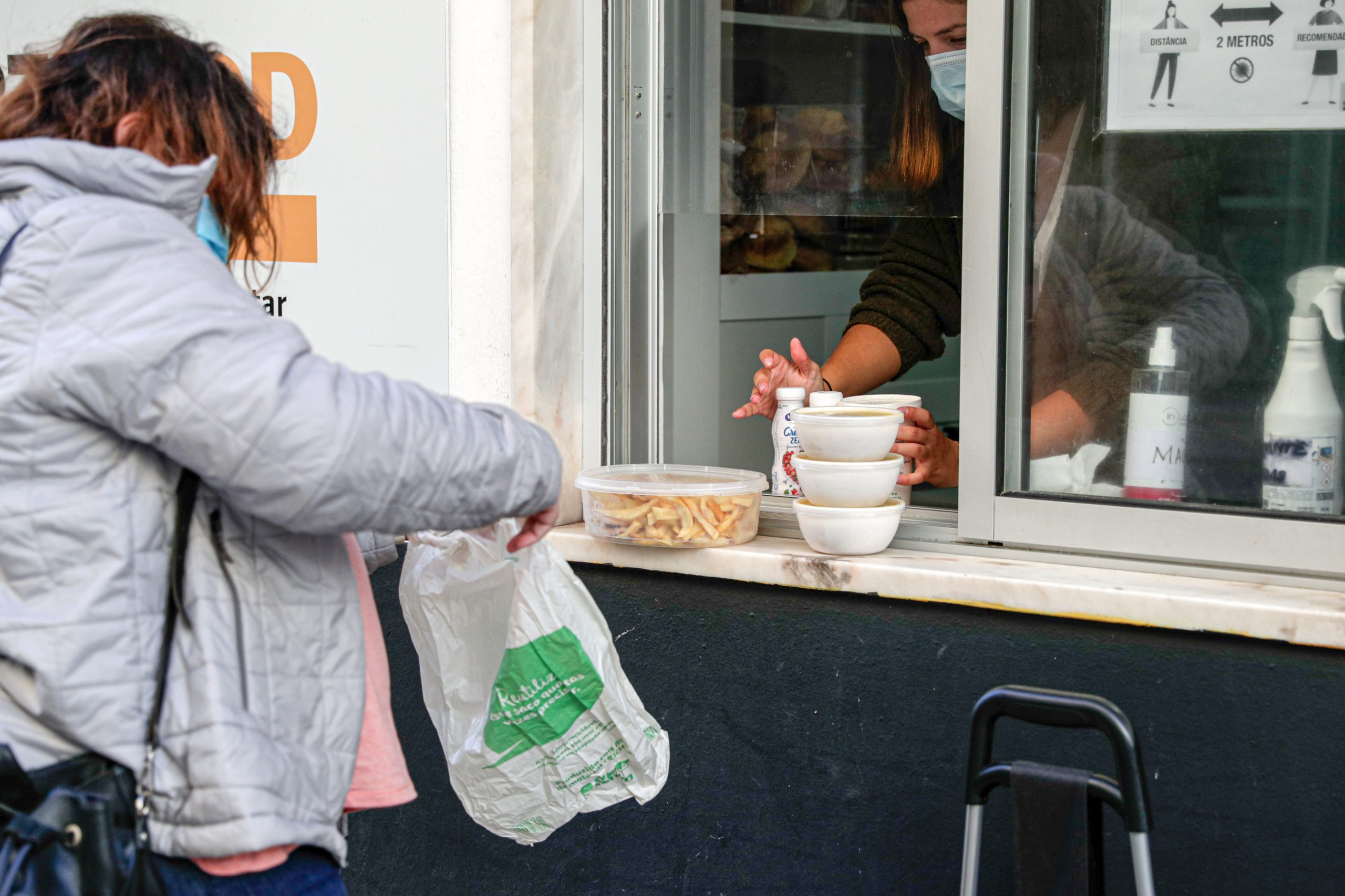 Refood Ermesinde duplica capacidade e distribui comida quatro dias por semana