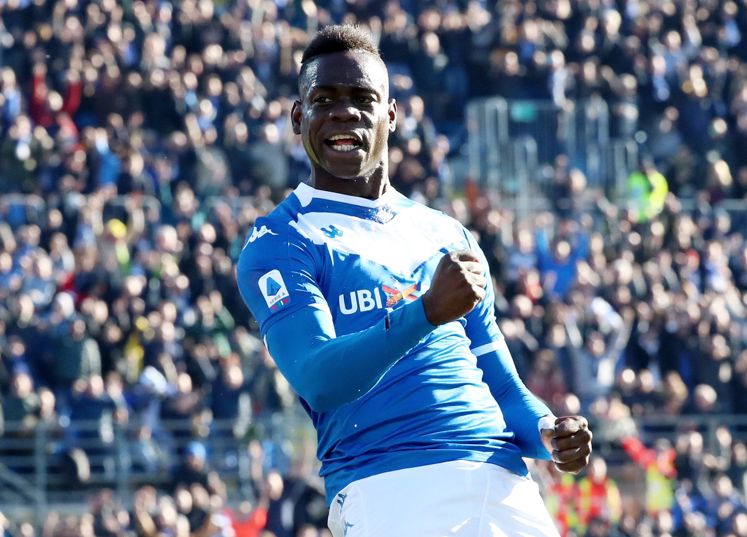 Adepto banido de eventos desportivos por cânticos racistas contra Balotelli