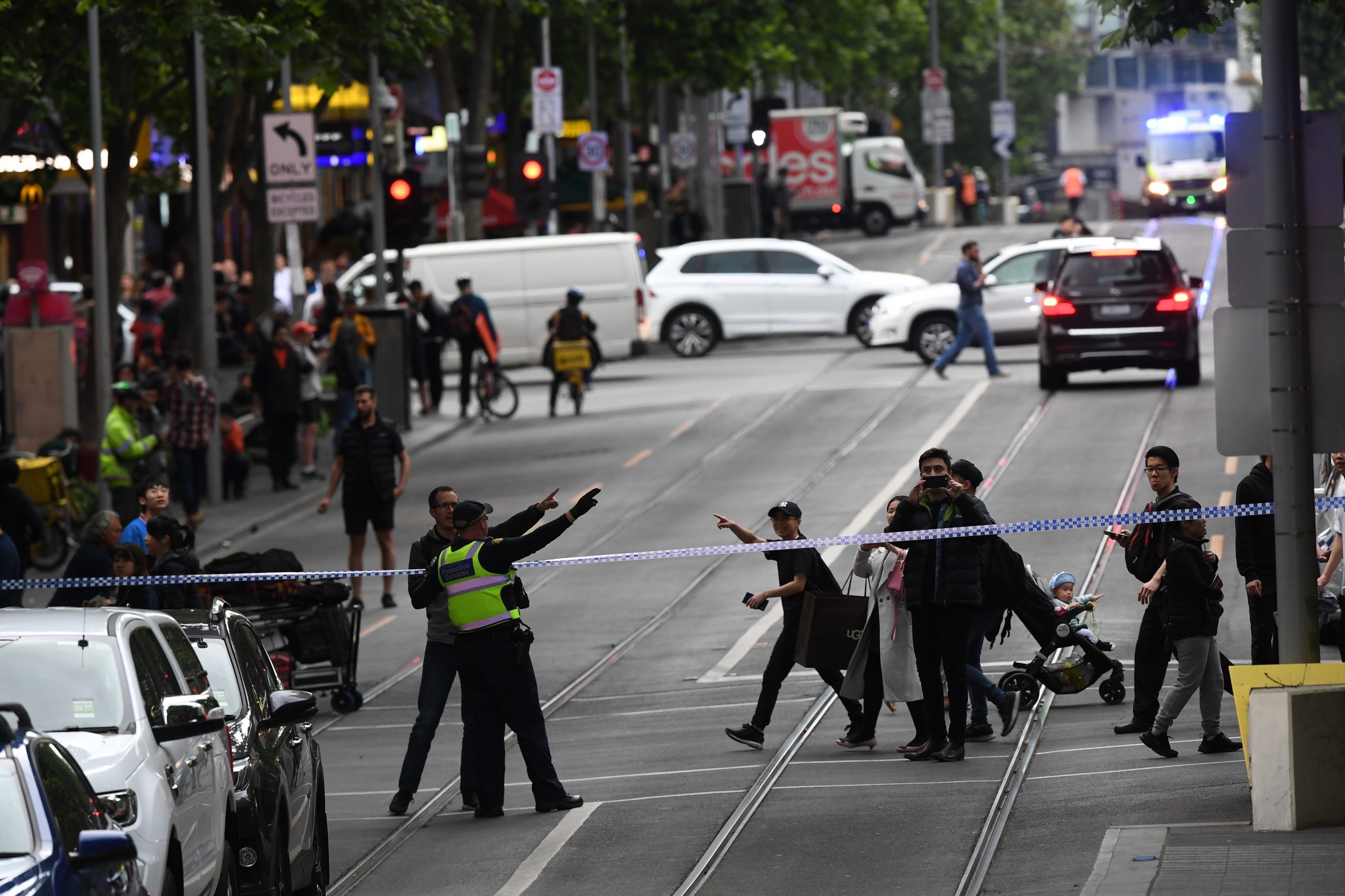 Ataque terrorista faz vários feridos na Austrália. Atacante foi detido e acabou por morrer