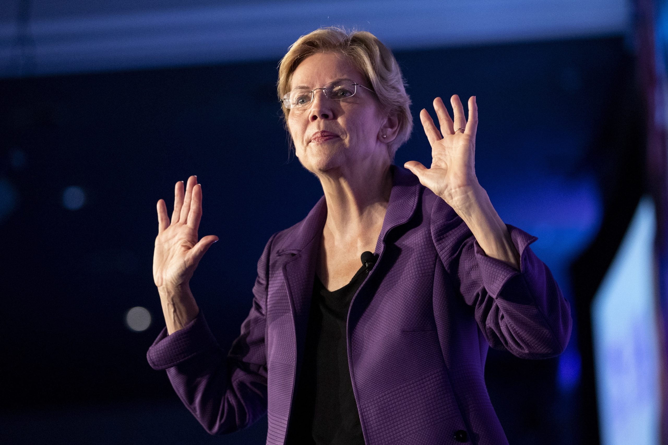 EUA. Elizabeth Warren desiste da corrida à Casa Branca