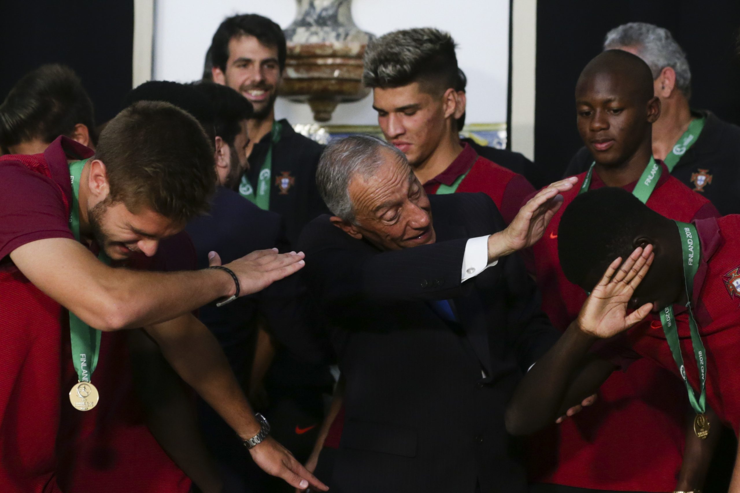 Marcelo condecora campeões europeus de futebol sub-19 com Ordem de Mérito