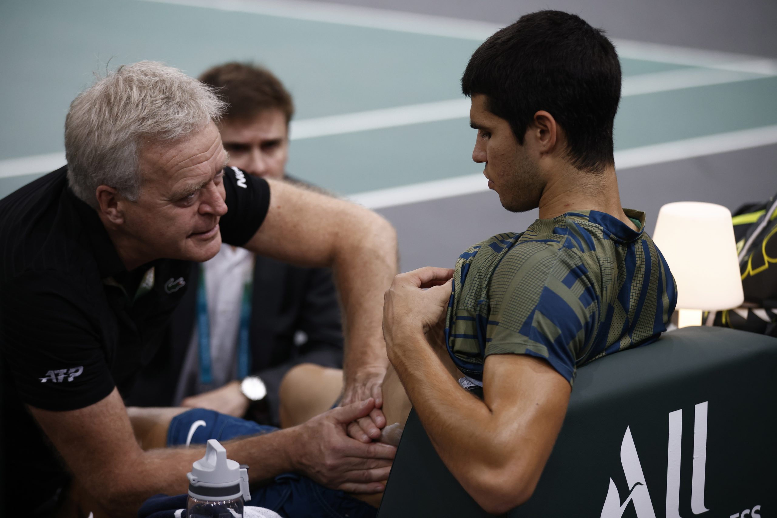 Tenista Carlos Alcaraz sofre lesão muscular e falha Masters e Taça Davis