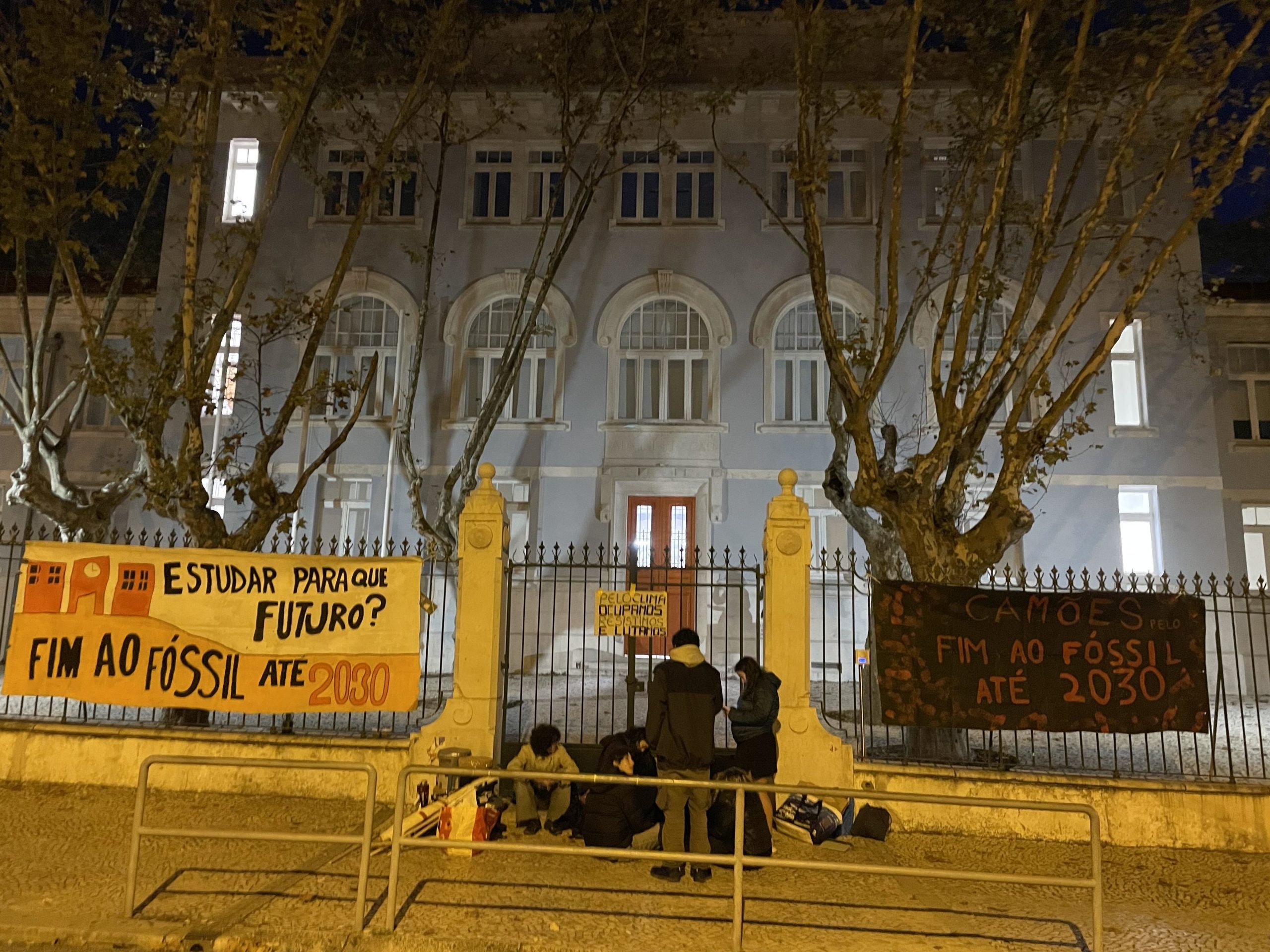 Em protesto, estudantes bloqueiam entradas de duas escolas em Lisboa