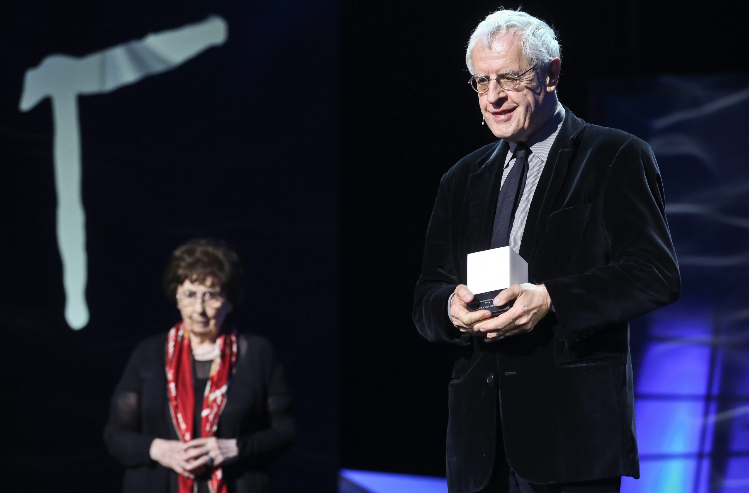 Morreu nos EUA poeta vencedor do Prémio Pulitzer Charles Simic