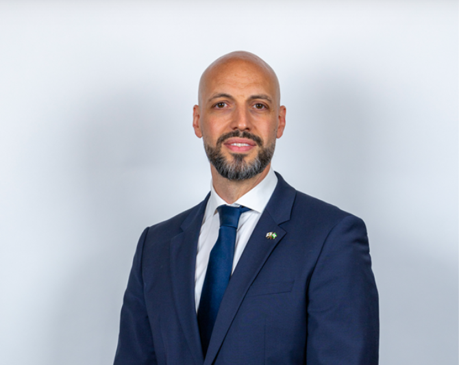 Deputado que filmou gabinete de Ventura vandalizado diz ser licenciado por Harvard, mas frequentou apenas duas cadeiras numa escola de verão