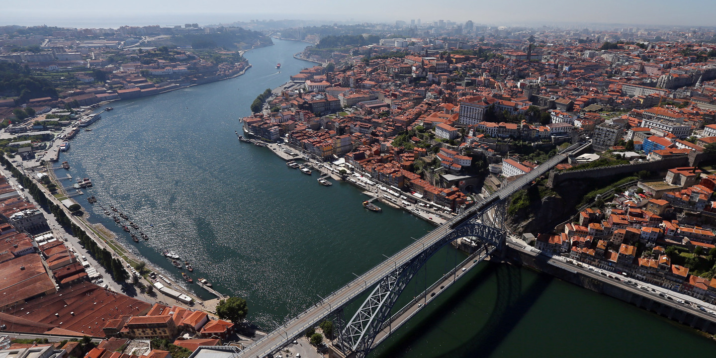 Prédio devoluto em risco de ruir obriga a fechar parque de estacionamento no Porto