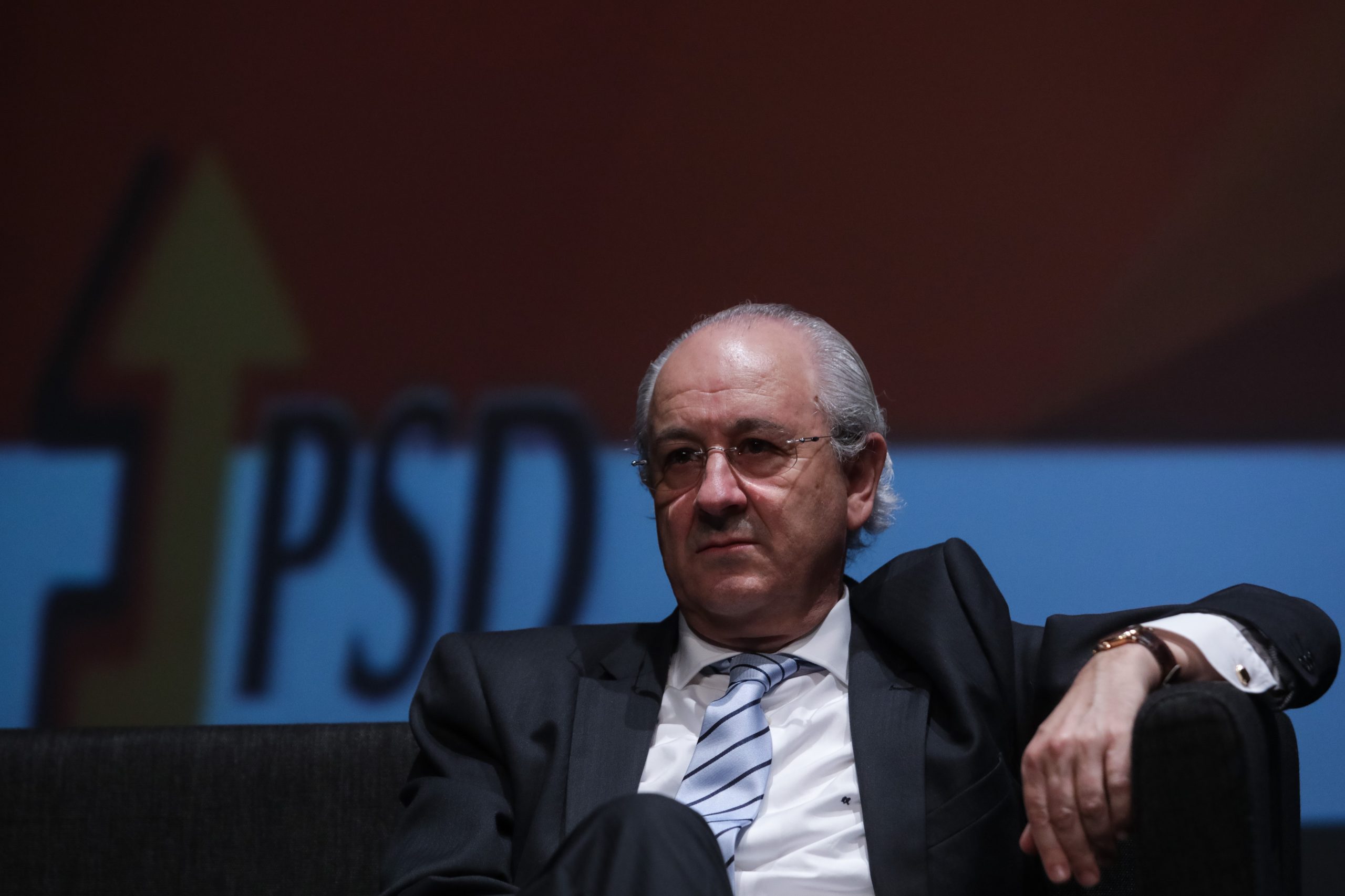 Aniversário do Governo “muito mal comemorado” com sessão “encomendada”, diz Rui Rio