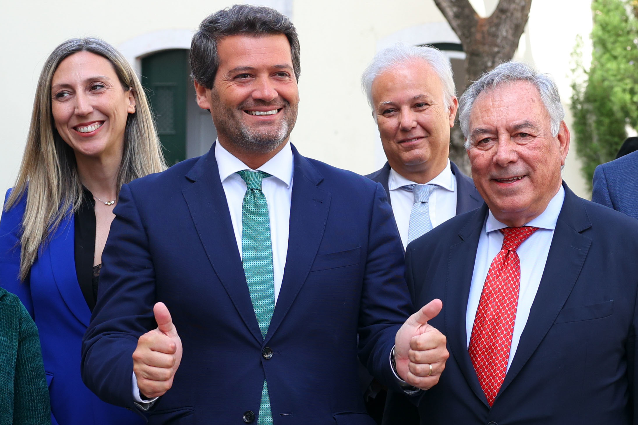Traição à pátria, coação e usurpação. Chega entrega requerimento para processo contra Marcelo