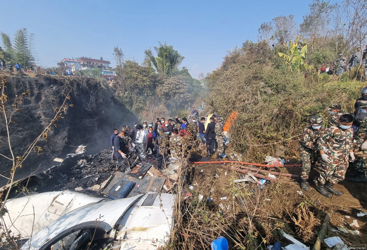 Corpos das vítimas de queda de avião no Nepal começaram a ser devolvidos às famílias