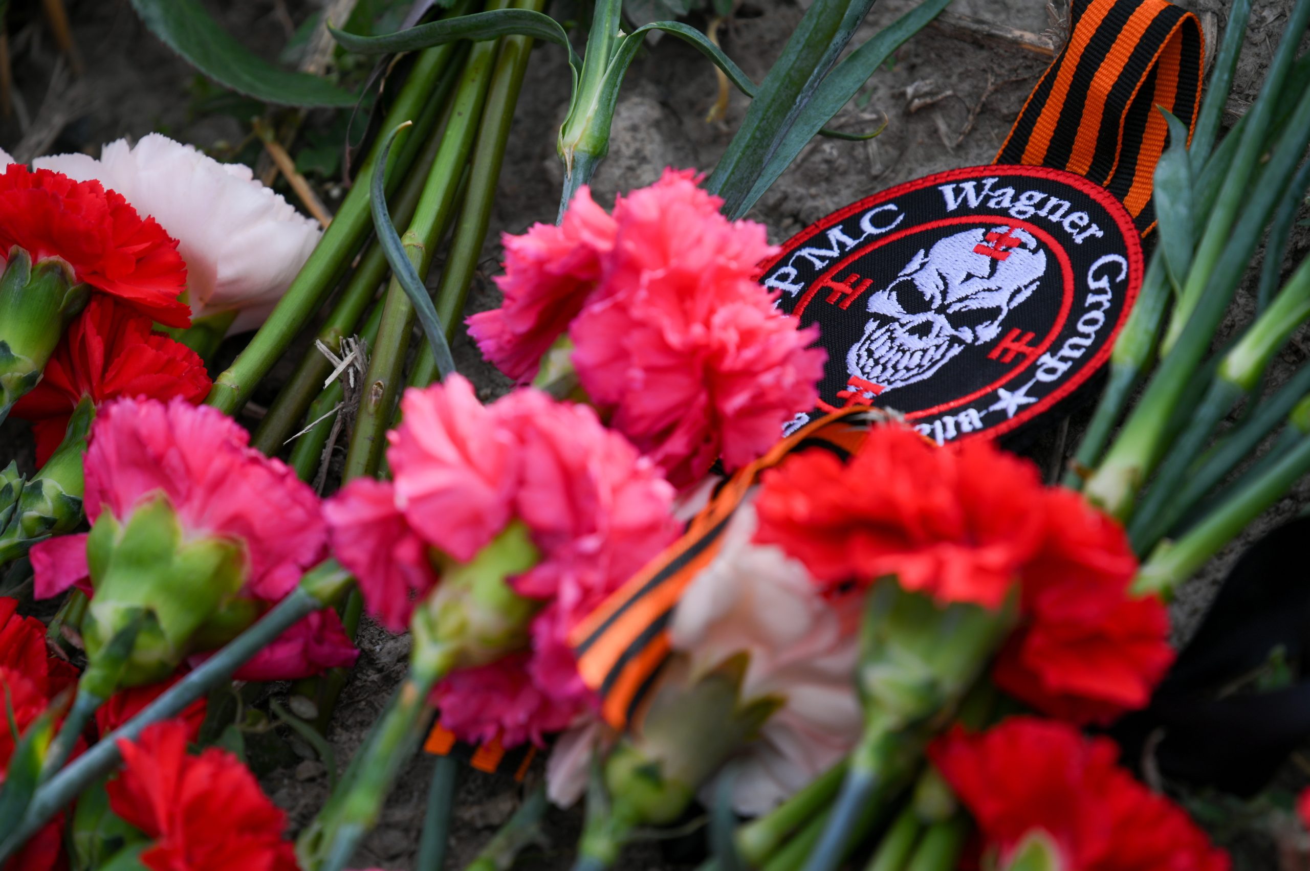 Russos levam flores à sede do grupo Wagner após notícia da morte de Prigozhin