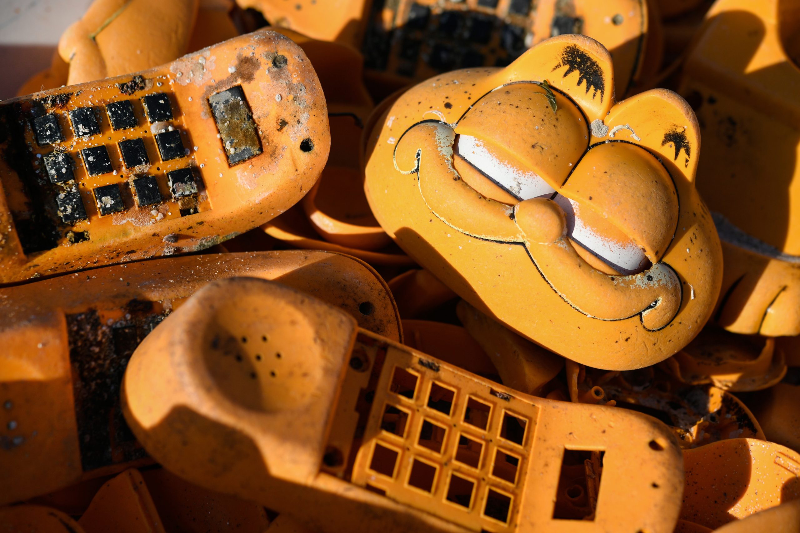 Há 30 anos que telefones do Garfield vinham dar às praias francesas da Bretanha. Agora, o mistério foi resolvido