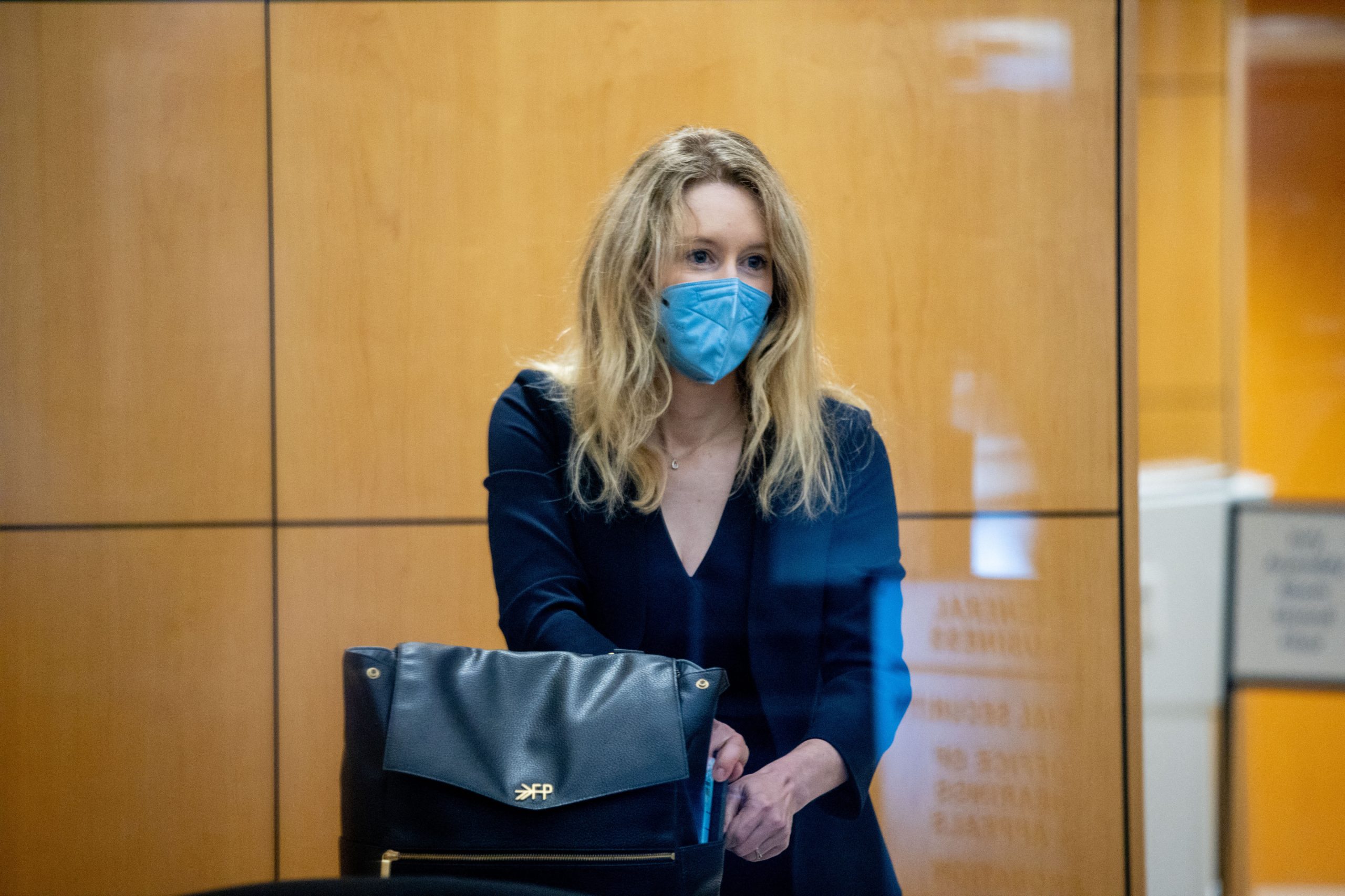 Elizabeth Holmes prometeu “máquinas milagrosas” e foi comparada a Steve Jobs. Agora, pode ser condenada a 20 anos de prisão