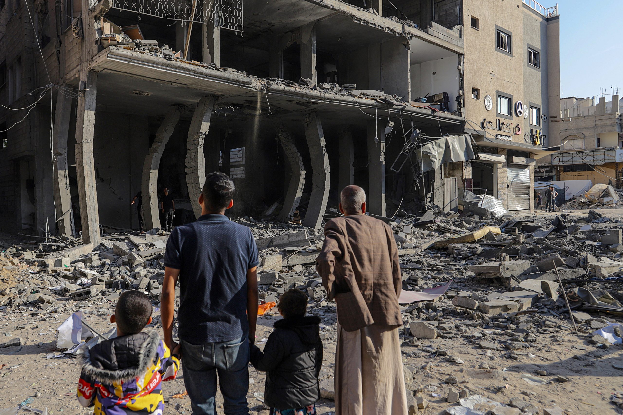 Edifício colapsa em Gaza enquanto famílias dormiam. Há pelo menos 12 mortos