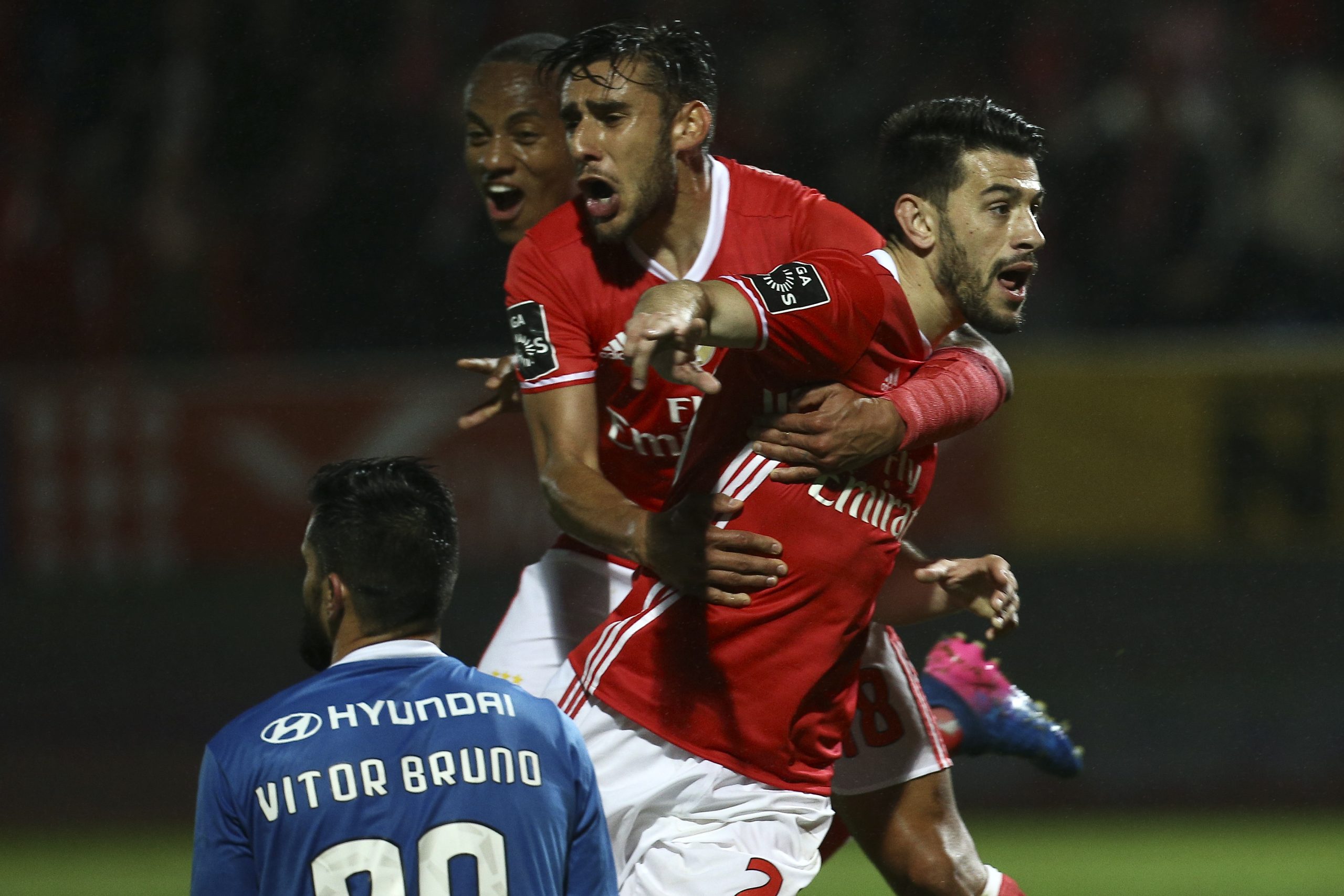 Benfica vence Feirense e mantém liderança