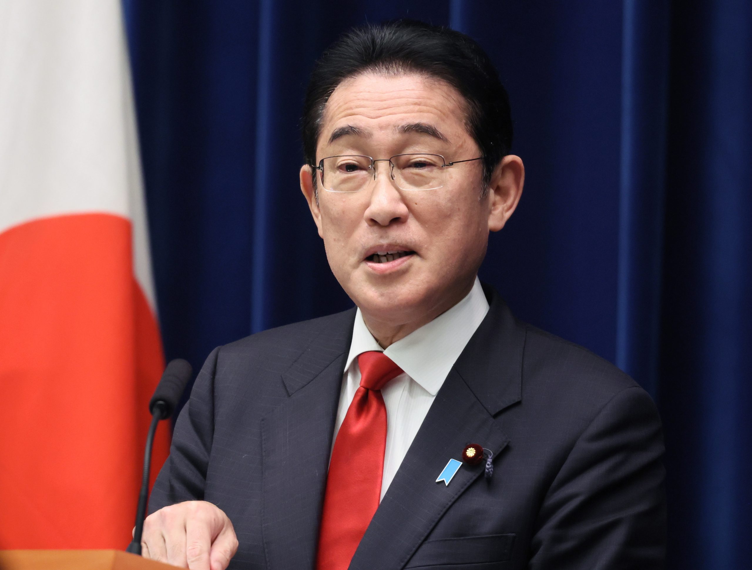 Primeiro-ministro do Japão demite filho após fotos de festa privada na residência oficial