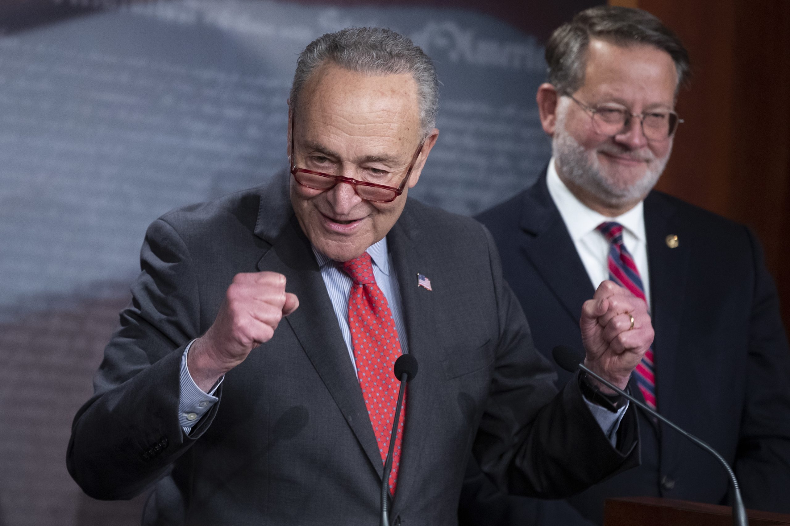 EUA: Chuck Schumer eleito por unanimidade como líder democrata no Senado