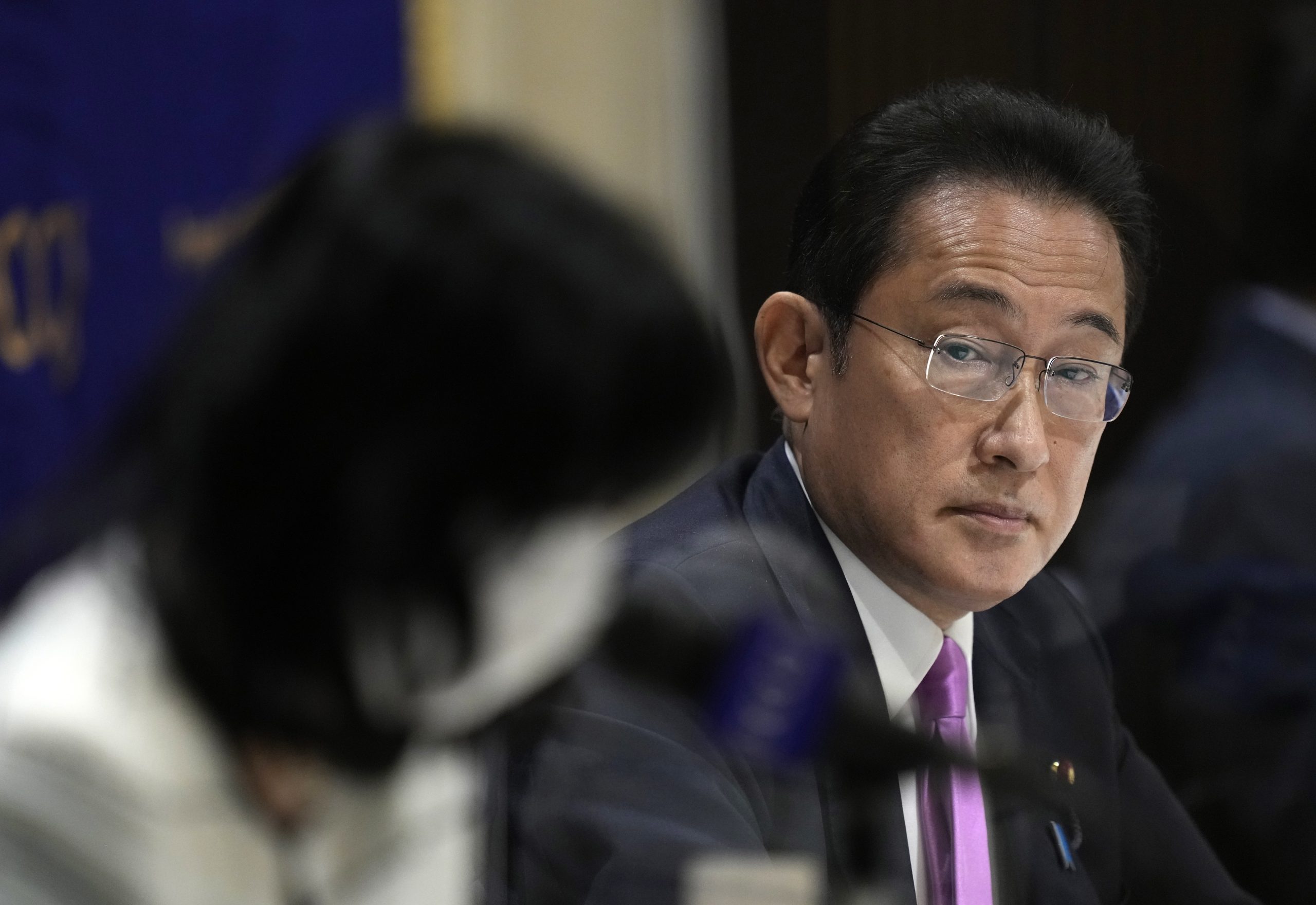 Fumio Kishida ganha as primárias do partido para se tornar o primeiro-ministro do Japão