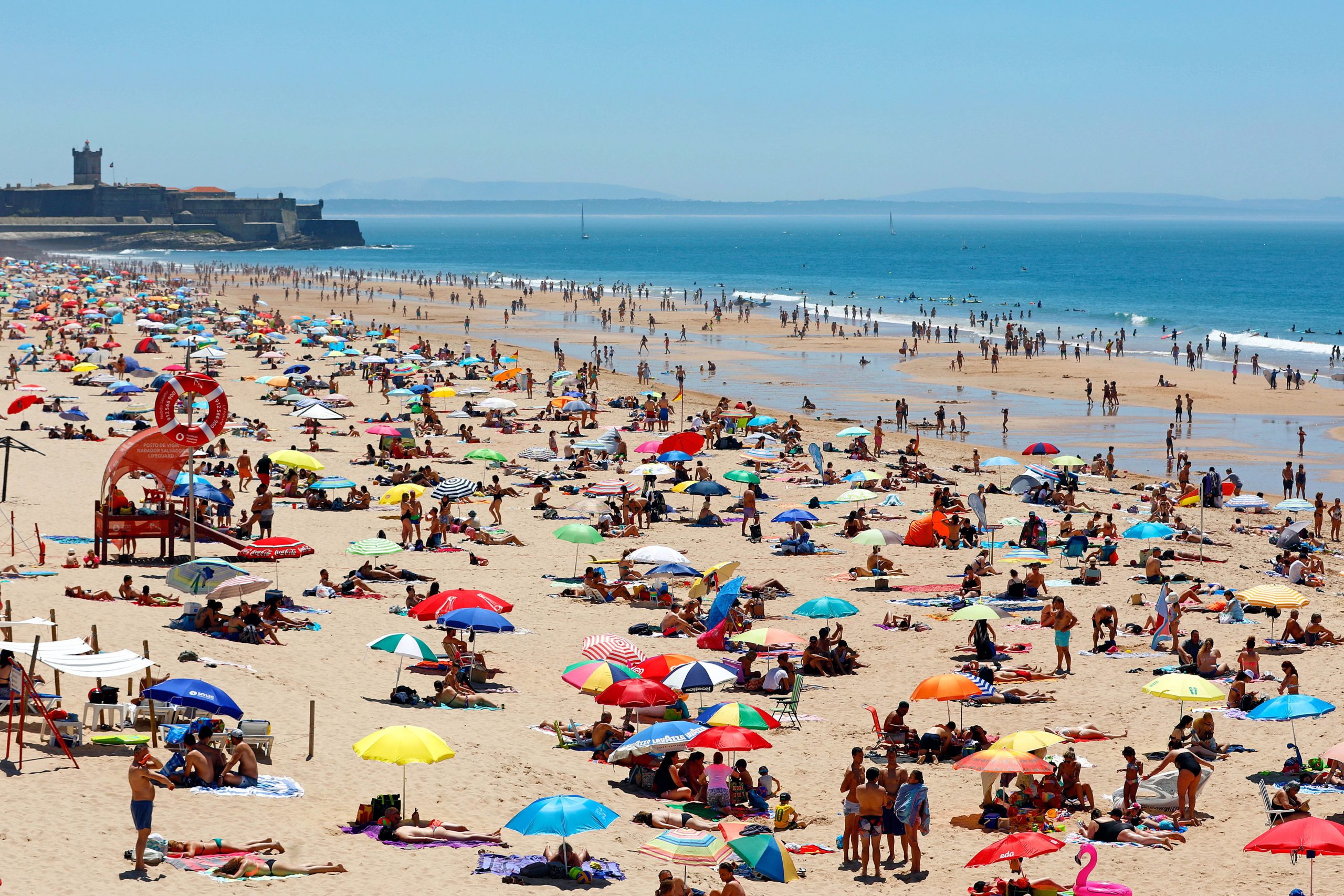 Praias do Tamariz e Carcavelos totalmente abertas a banhos