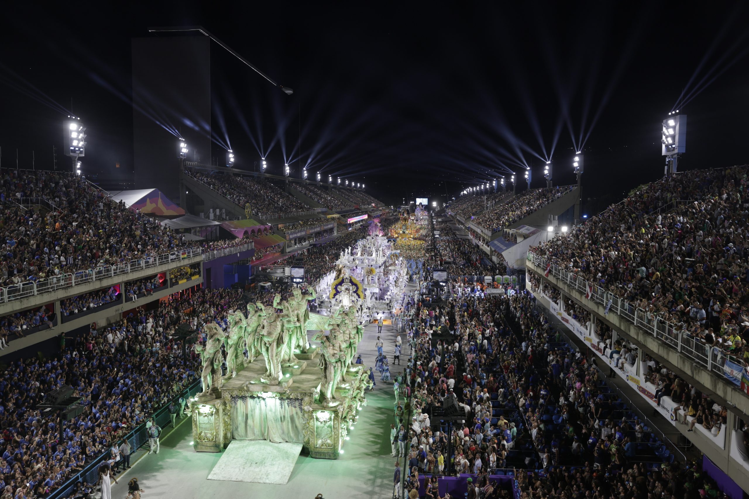 Carnaval no Brasil deverá movimentar 1,68 mil milhões de euros e superar pré-pandemia