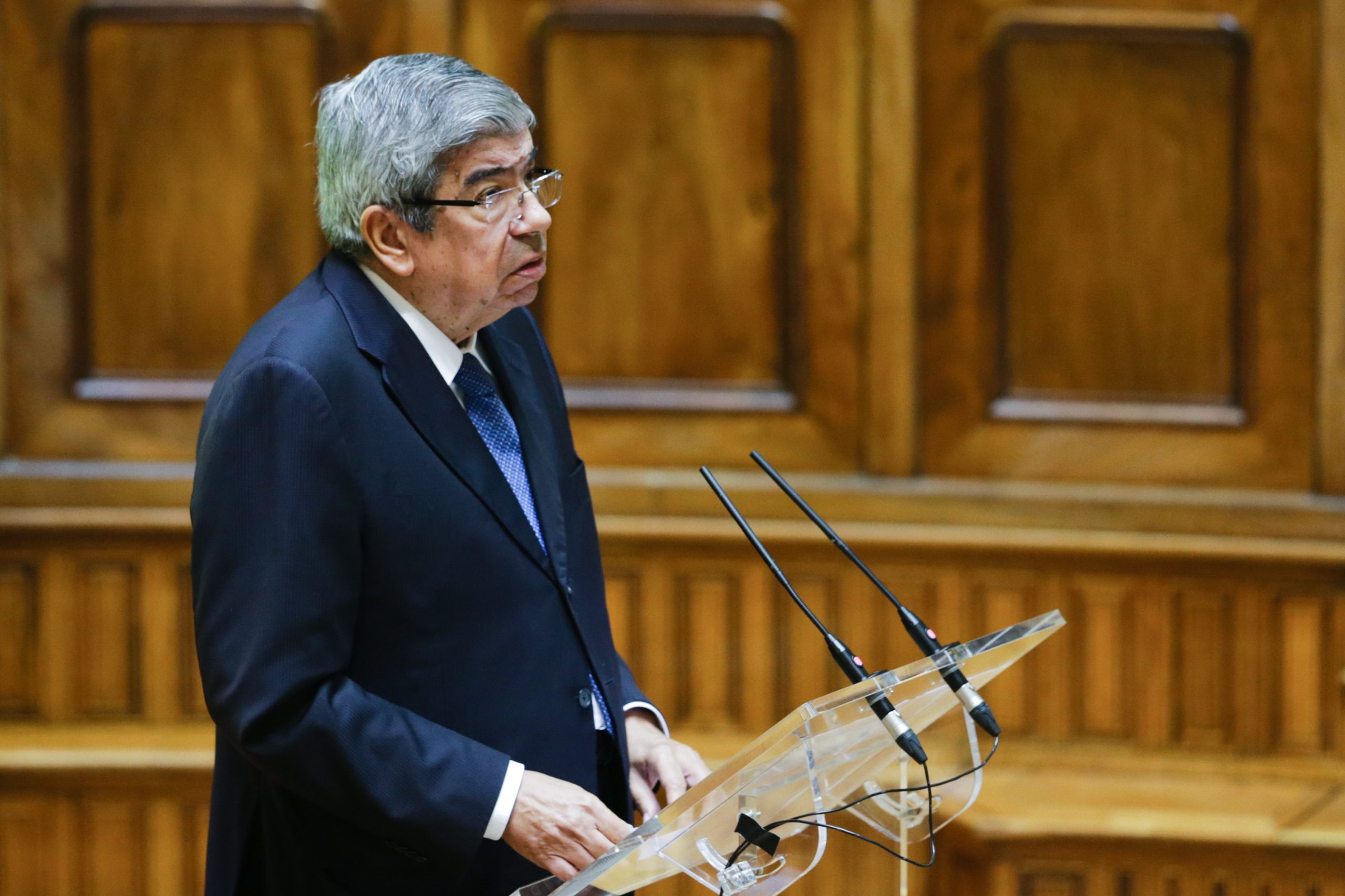 Carlos César sugere a Ferro que tome posição no caso de português investigado em Itália