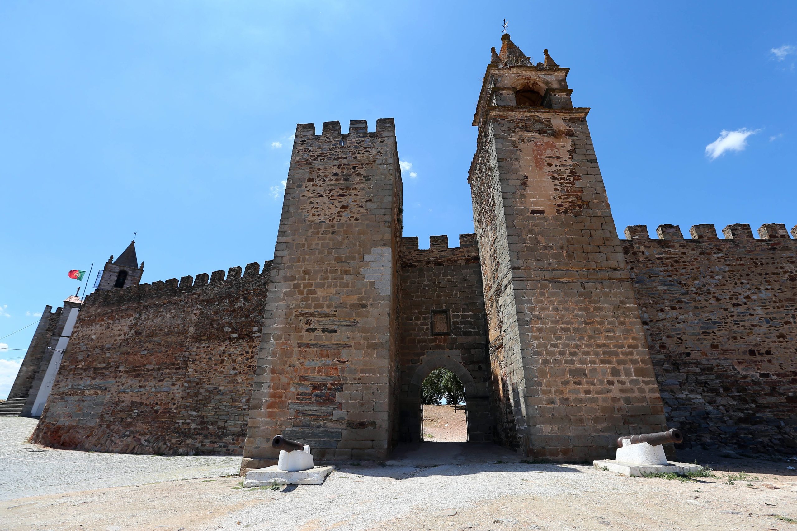 Castelo de Mourão vai continuar interditado após raio danificar uma das torres