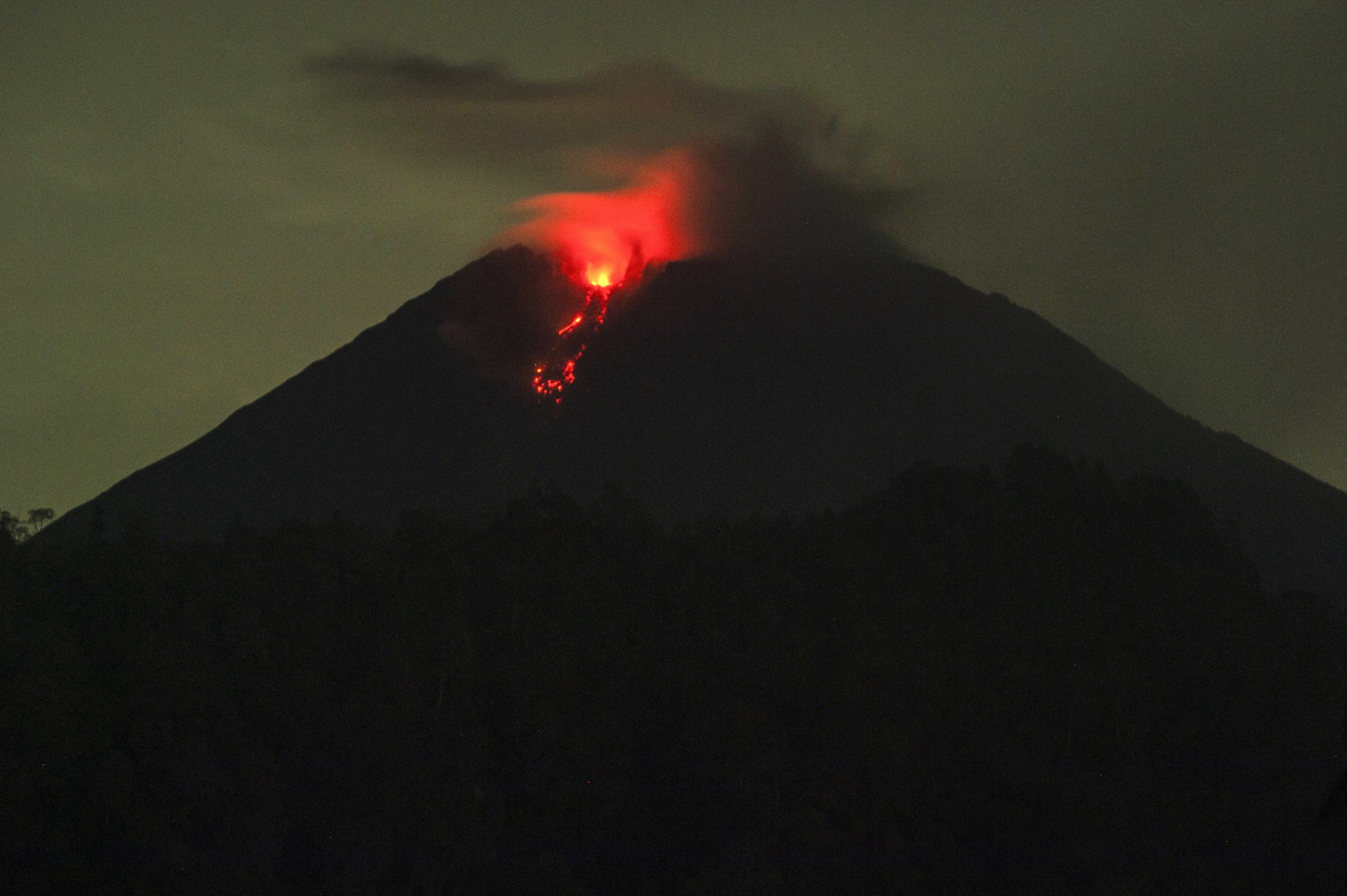 Erupção de vulcão na ilha de Java deixa 34 mortos