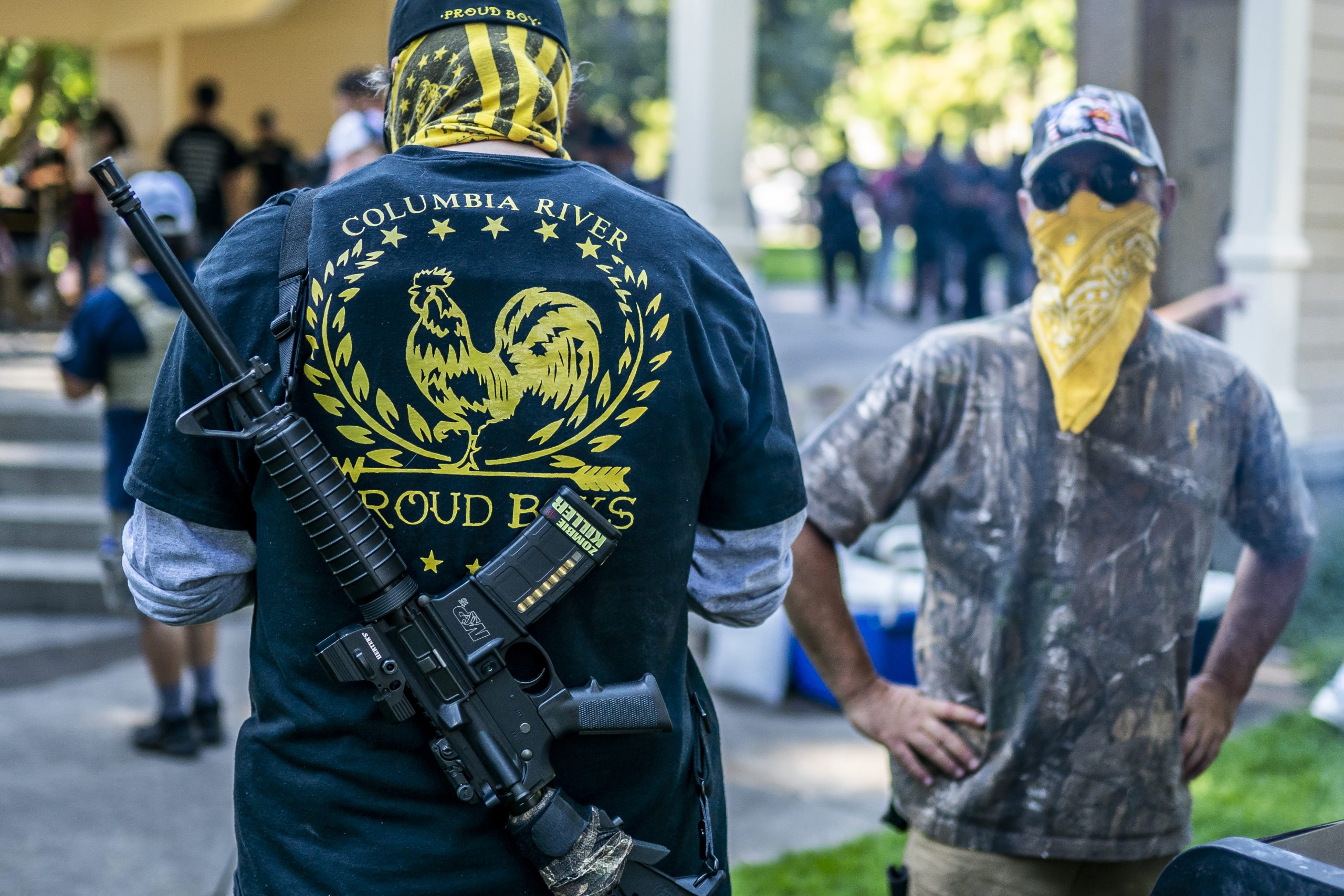 “Afastem-se e aguardem”. Quem são os Proud Boys, o grupo de extrema-direita ao qual se Donald Trump dirigiu?